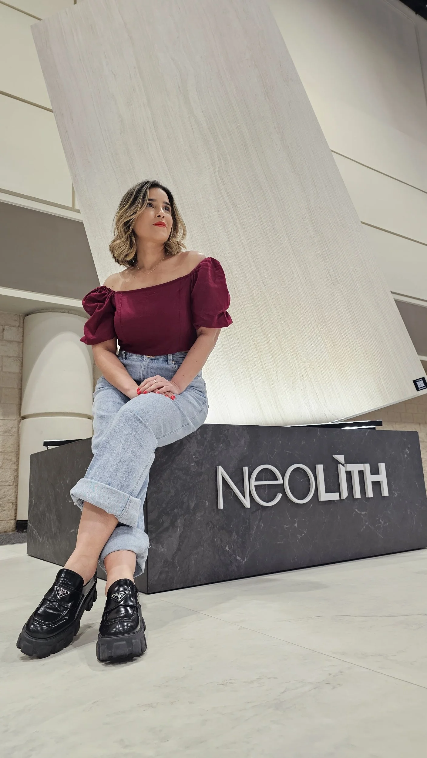 Luxury surface specialist Lais Luz, founder of Luz Concept 5, providing expert consulting on large-format Neolith slab engineering.