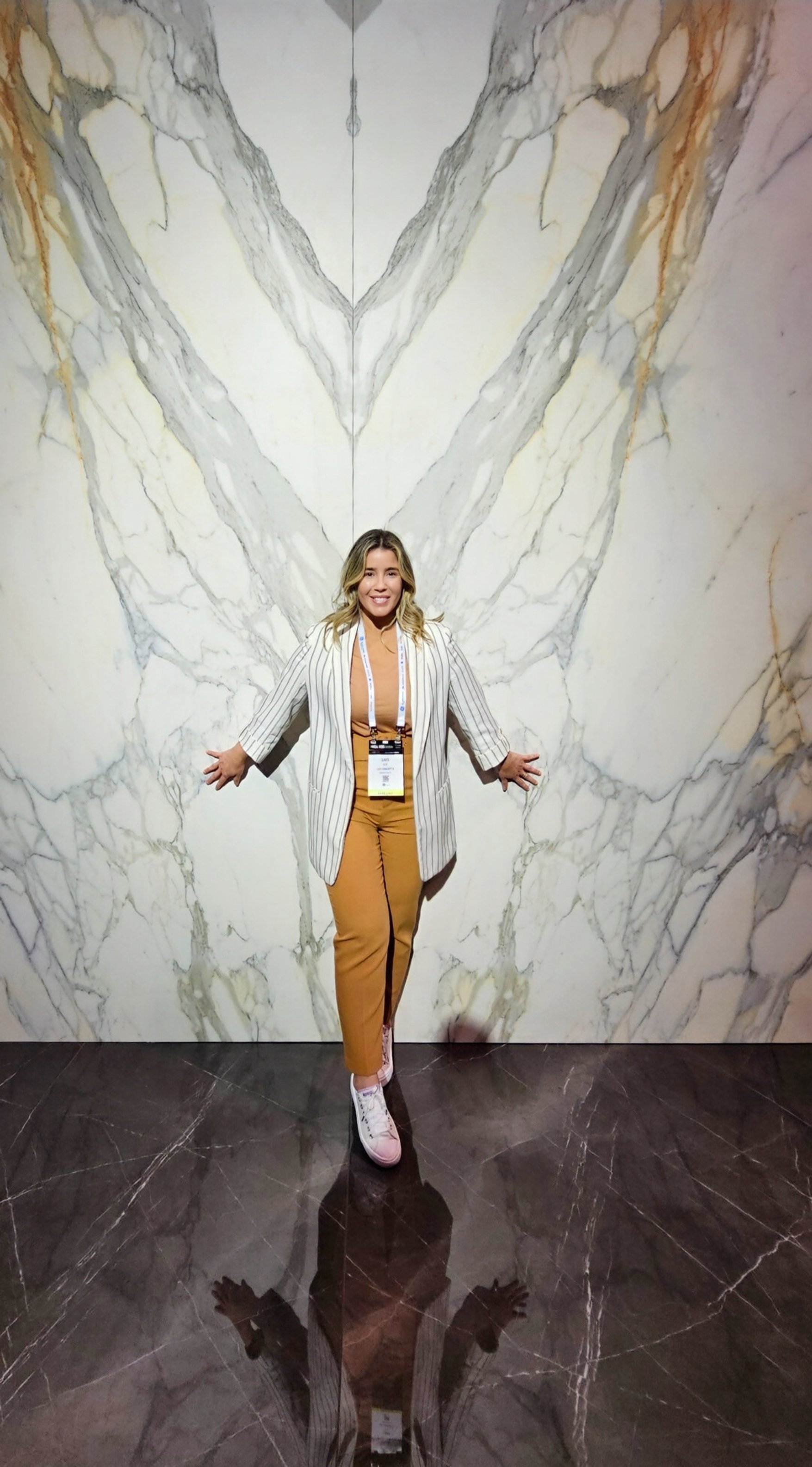 lais luz near a huge sab of Large Format porcelain to compare the size of the slab.
