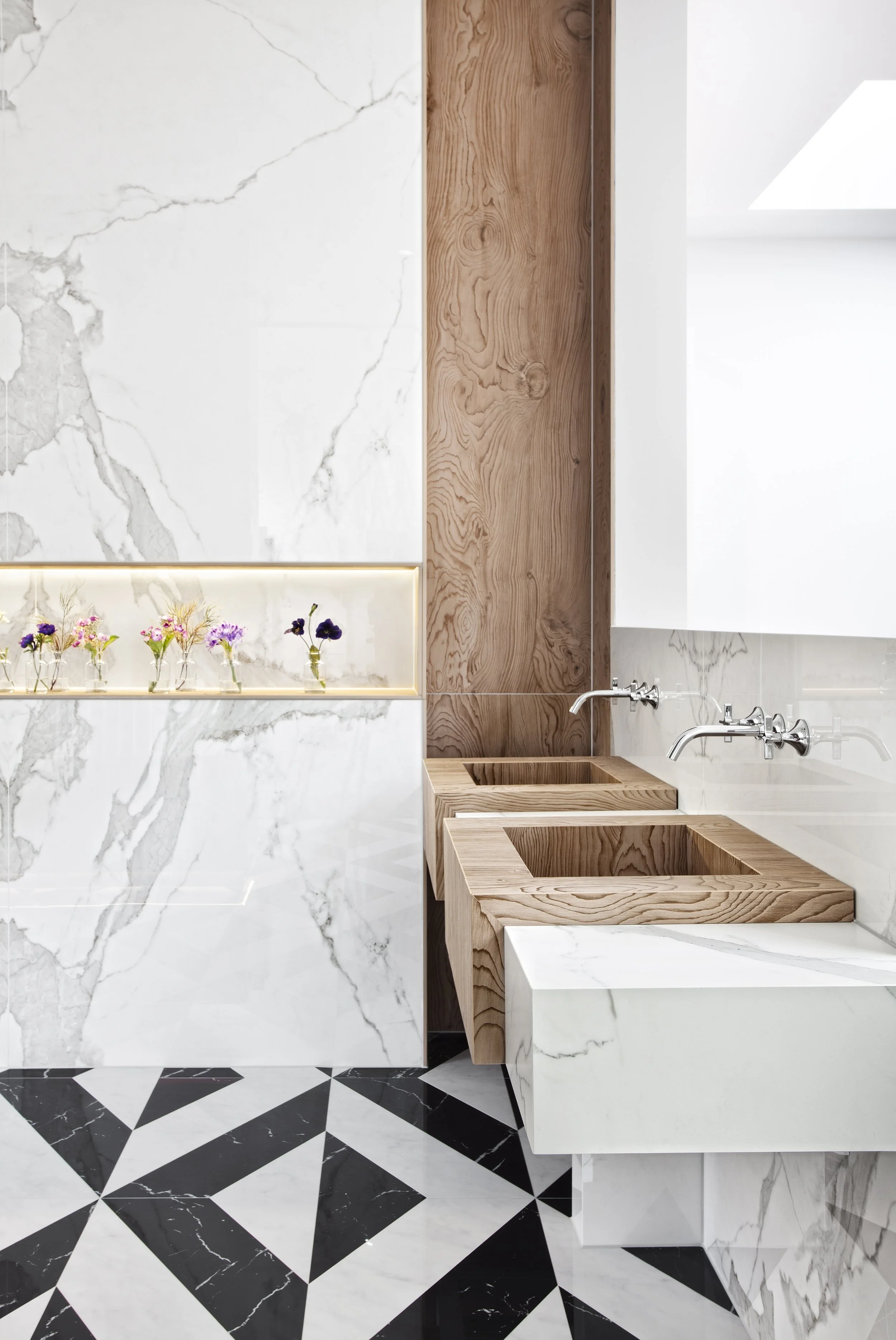 Neolith Estatuario, with its classic marble look and unparalleled durability, provides the perfect backdrop for this stunning bathroom design.