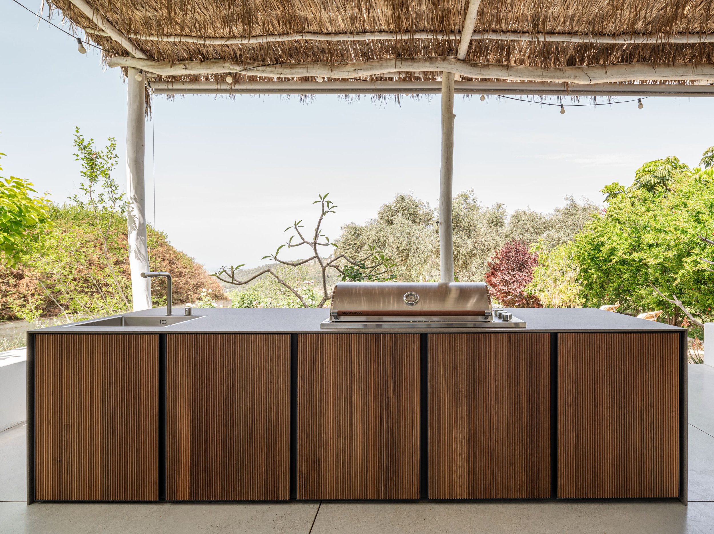 12mm porcelain countertop with European slim edge profile in modern outdoor kitchen design