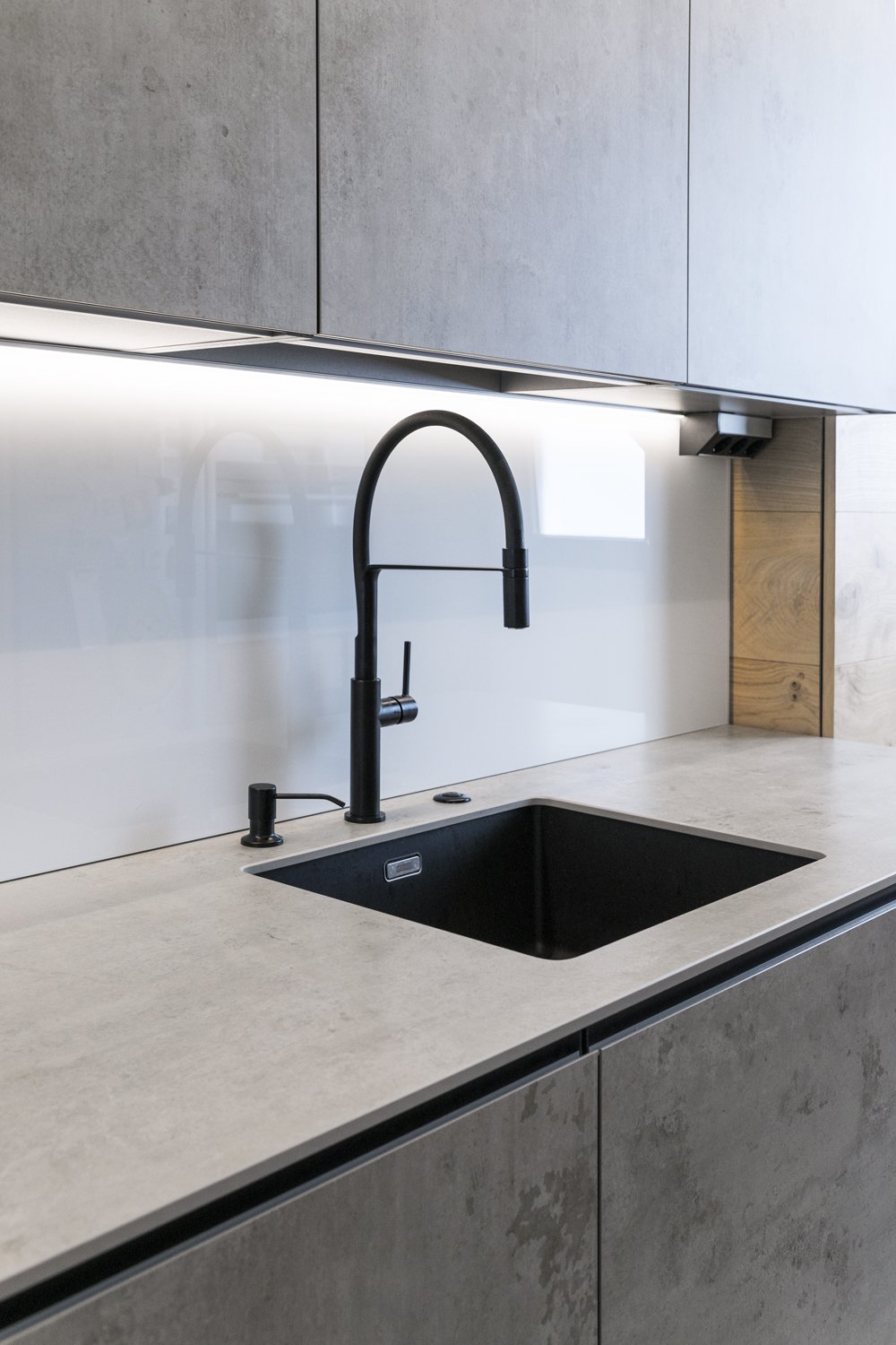 Neolith Beton countertops create a sleek and modern look in this kitchen.