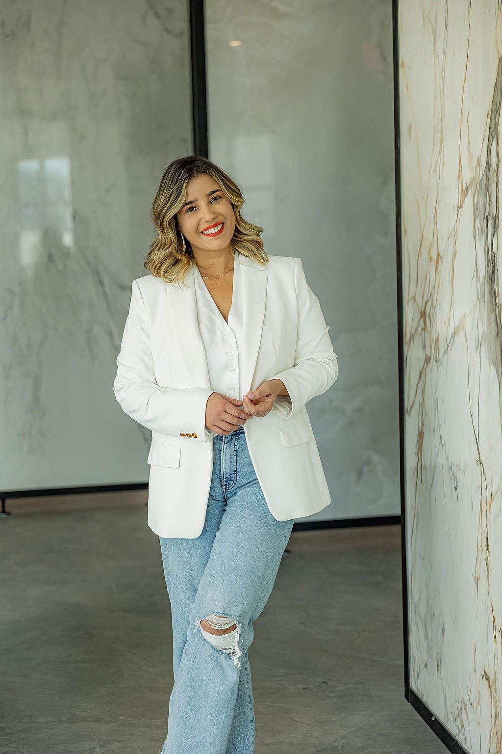 Mineral surface consultant Lais Luz advising Florida homeowners and builders on selecting non-porous sintered stone and porcelain slabs for flood-resilient home design.