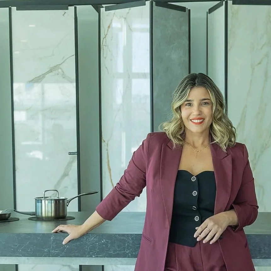 Lais Luz discussing Dekton countertop edge profiles and project planning.