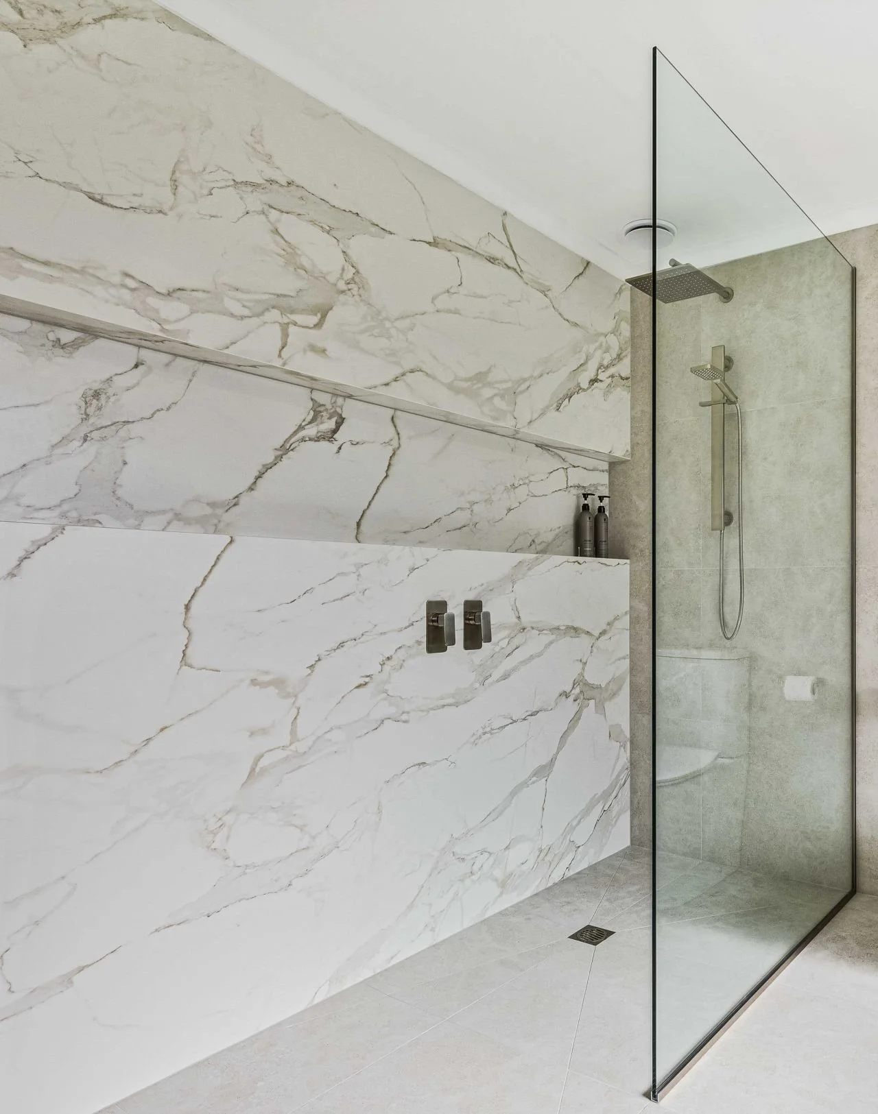 view of seamless vertical wall panels in Dekton Morpheus, exhibiting a flawless grout-free corner joint engineered by Lais Luz.