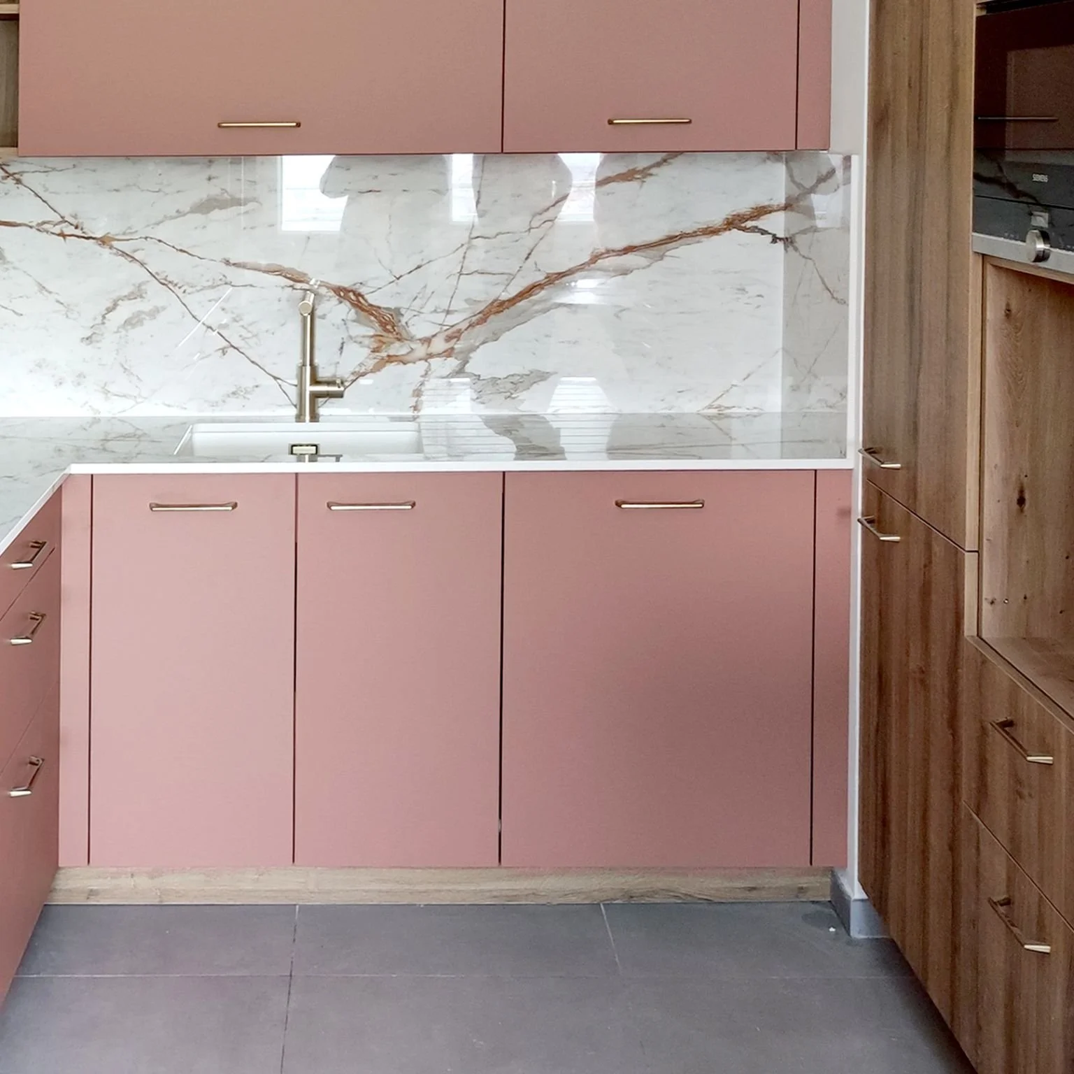 Dekton countertops in a Sarasota kitchen, installed by Lais Luz, known for durability and sleek design