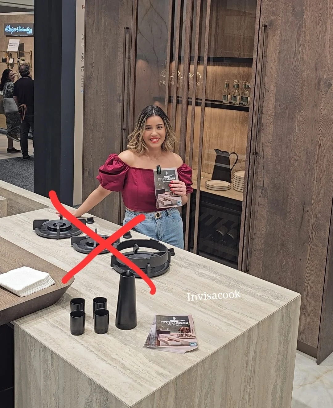 Official Ambassador Laís Luz demonstrating how Invisacook eliminates bulky gas burners to reclaim 100 percent of countertop prep space in modern kitchens.