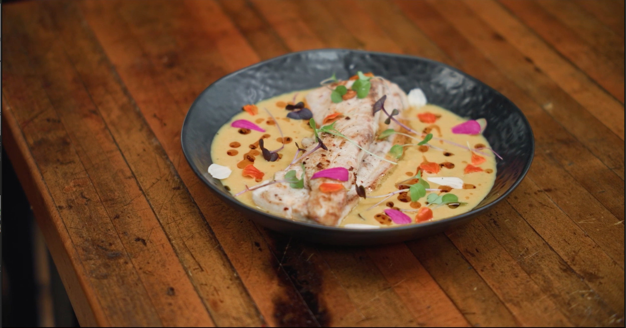 Pesca fresca &amp; caldo cremoso de calabaza