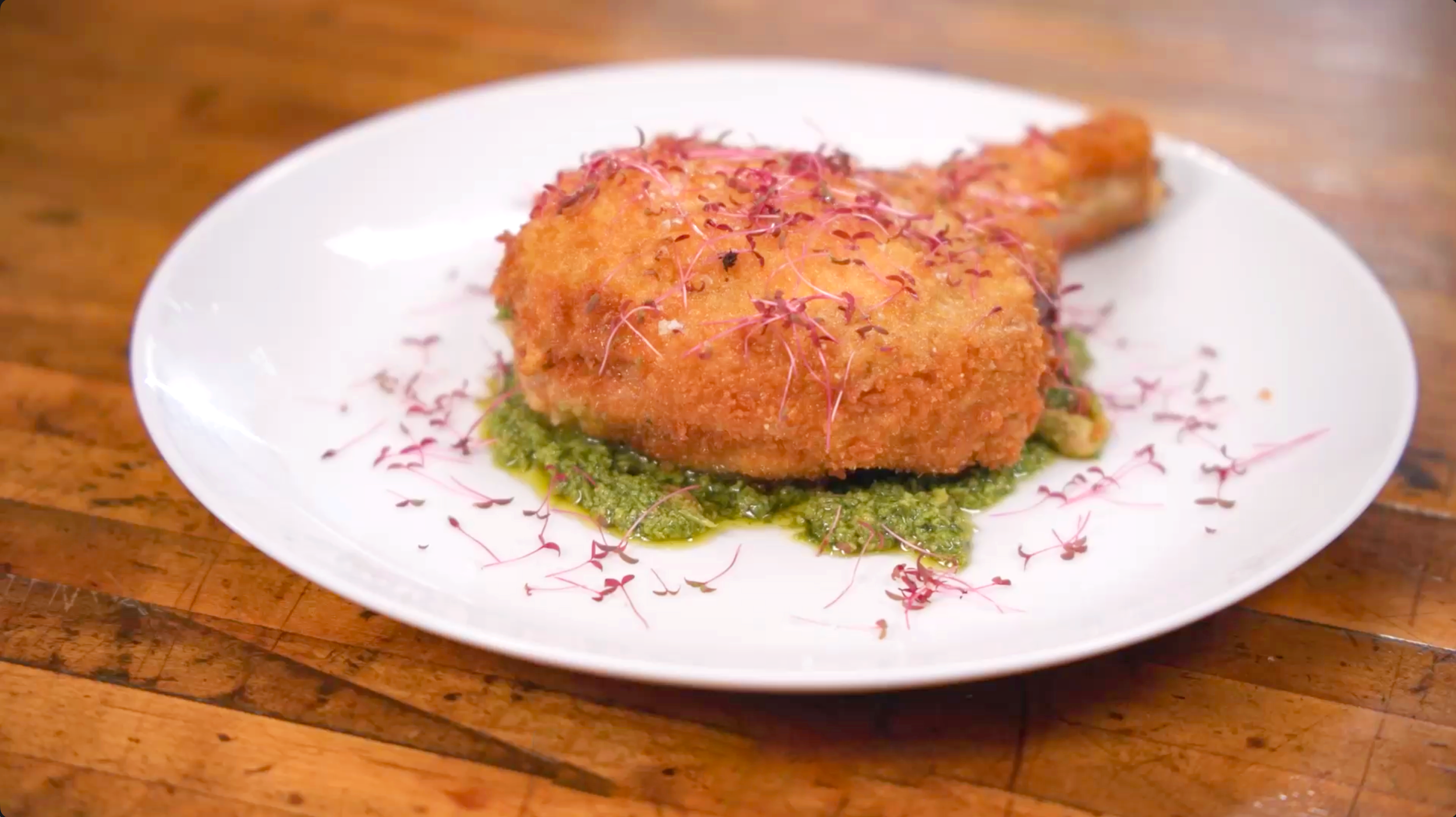 Chuletón de cerdo relleno de langosta y longaniza
