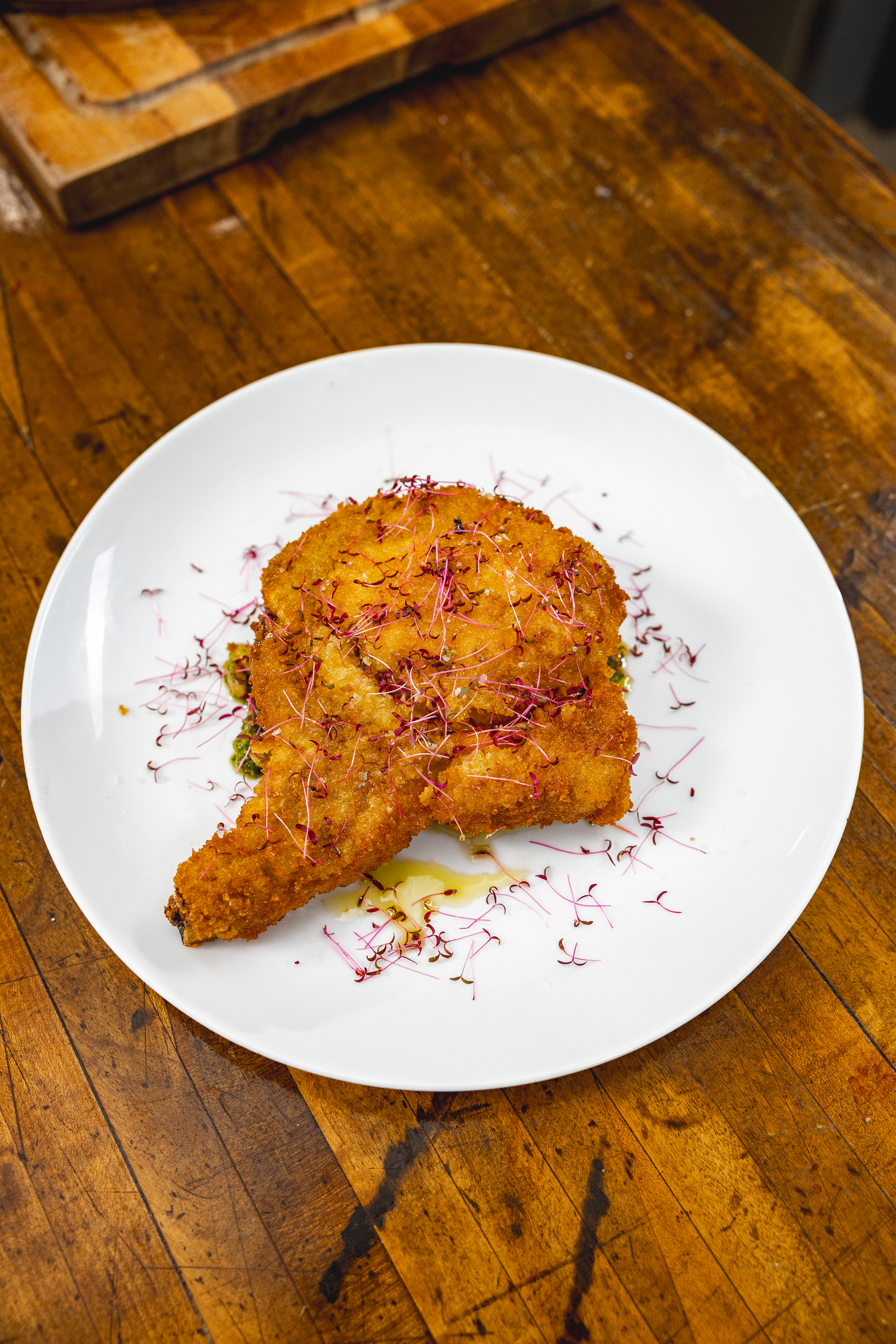 Chuletón de cerdo relleno de langosta y longaniza