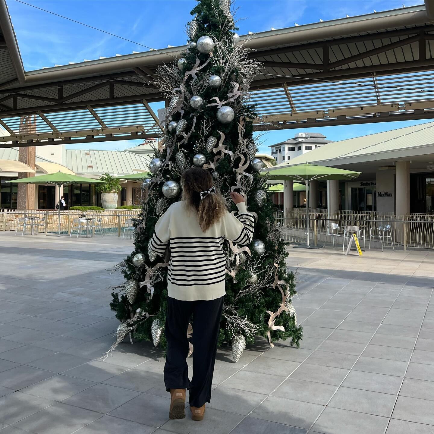 Enjoying the last couple days of Christmas in paradise 🎄🎀

Shared a bunch of last minute gift ideas &amp; gift wrap inspo over on stories and on the blog. Head to the holiday hub on thechicbee.com for more ✨

Florida christmas, holiday bow, striped