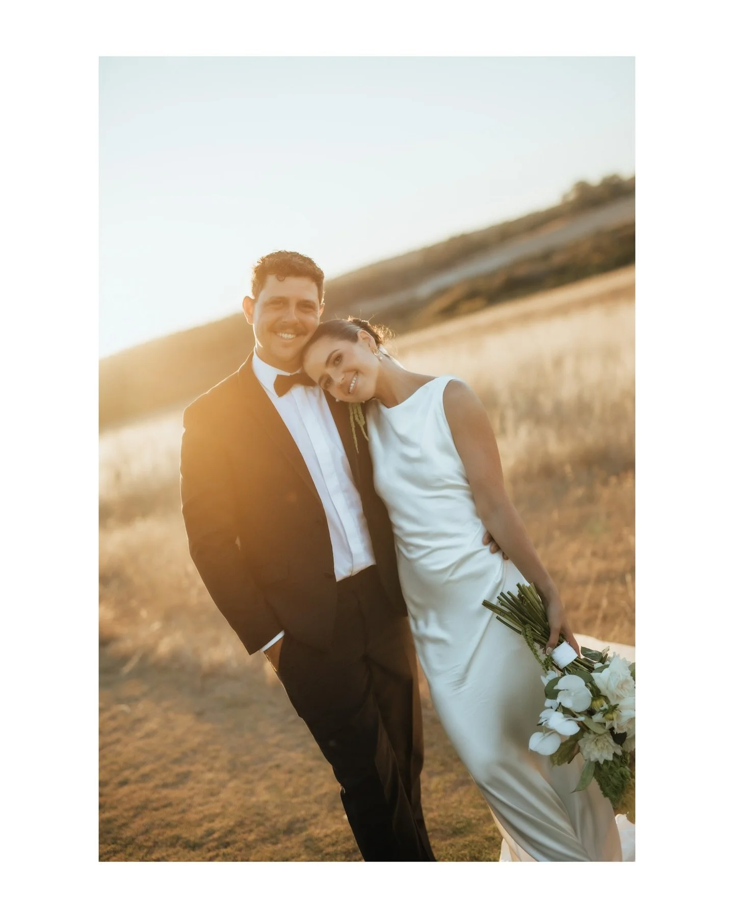 Lara and Brandon @thetillerfarm this past weekend. Going to have to do a few posts of this one!!! 🥂✨
@larapaulitz 
@brandonpaulitz 
@tillerevents 
@confettidays 
@scentiment_flowers 
@loveandlegends 
@crystals.lavenderhaze 
#tillerfarm #margaretrive