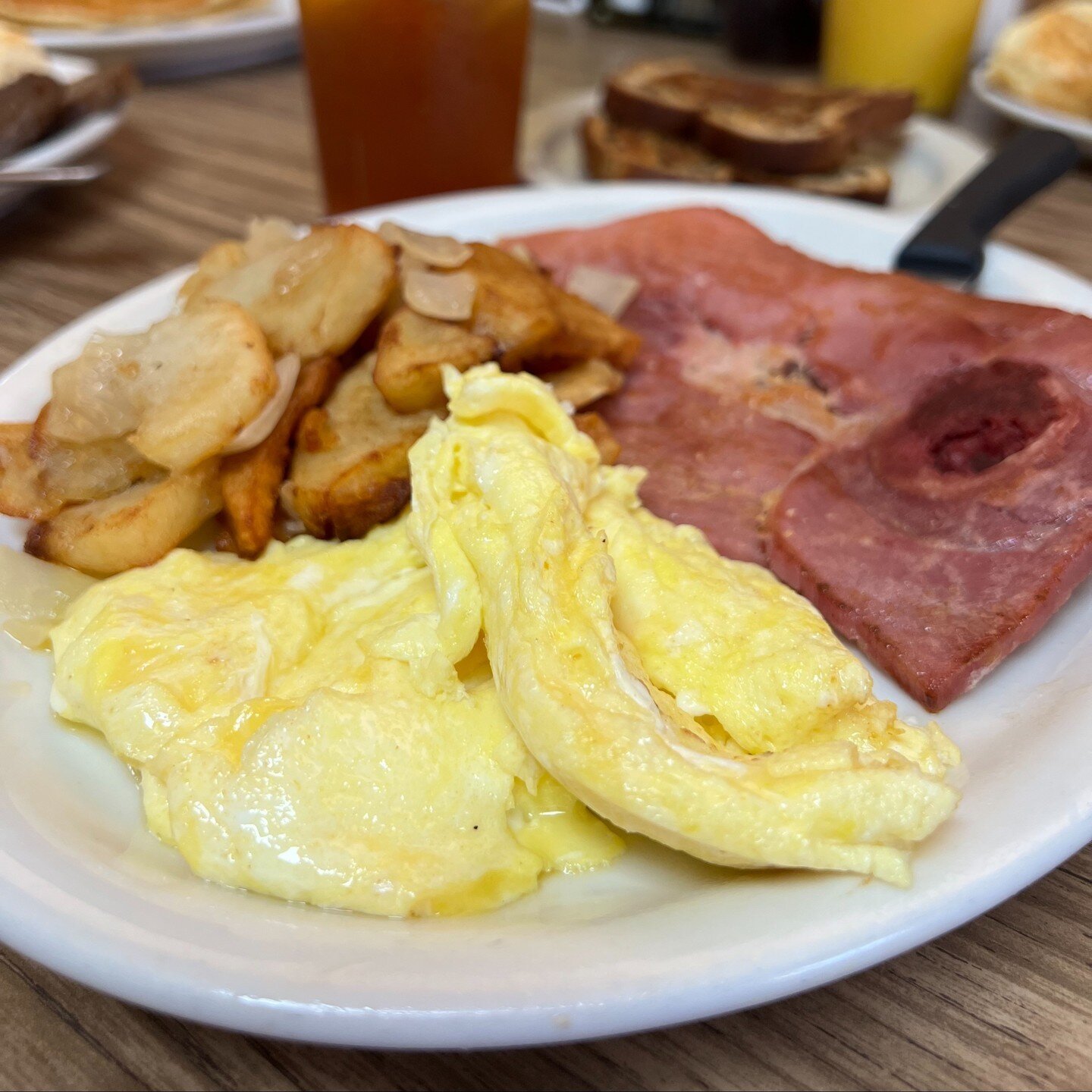 Everyone's cleaning up after dinner and I'm over here dreaming up what I want for breakfast already!
#bigbreakfast #nashvillebreakfast #countryham #scrambledeggs #omelette #grits #biscuitandgravy #gravybiscuit #eggsovereasy #sunnysideupeggs #bacon #b