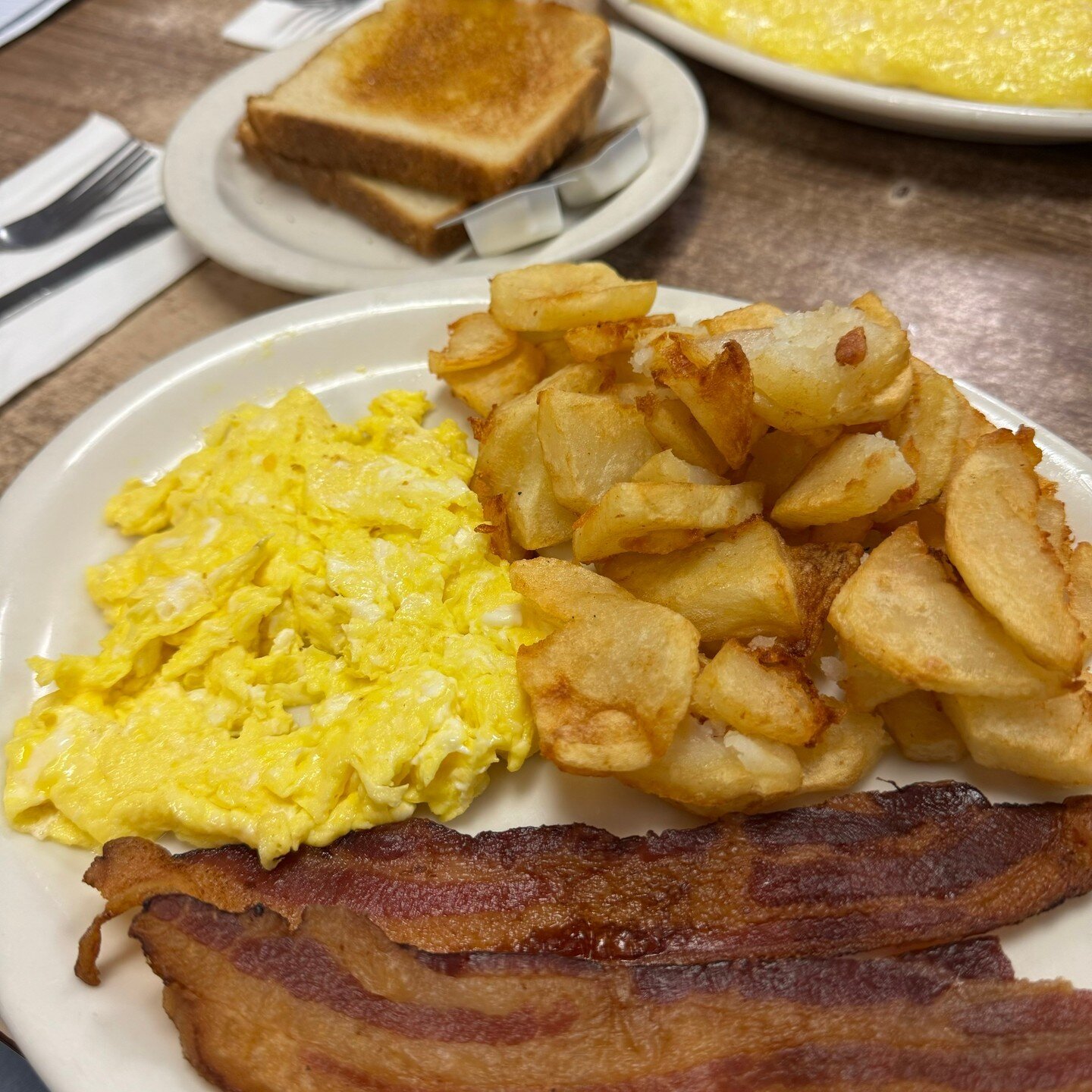 Breakfast, the best way to start a blessed day! What a beautiful day it&rsquo;s going to be, too!
🍳 🍞 🥓 
Photo by high school senior, Brittin, who was doing a marketing job shadow day and stopped by here!
#bigbreakfast #nashvillebreakfast #country