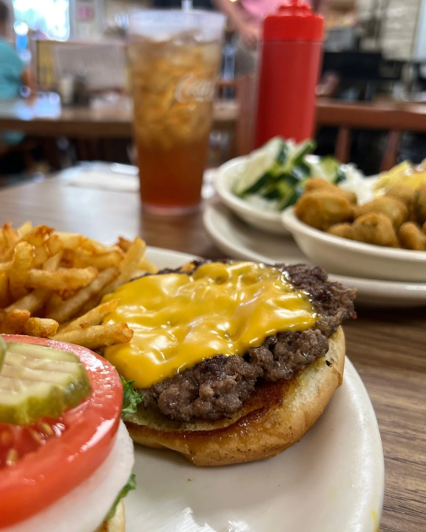 🍔 No truffle oil, no gold flakes, no secret sauce made in a lab&mdash;just a plain ol&rsquo; cheeseburger that does its job. Juicy beef, melted cheese, a bun that knows its place. Sometimes simple is so good it oughta be fancy.

#CheeseburgerDoneRig