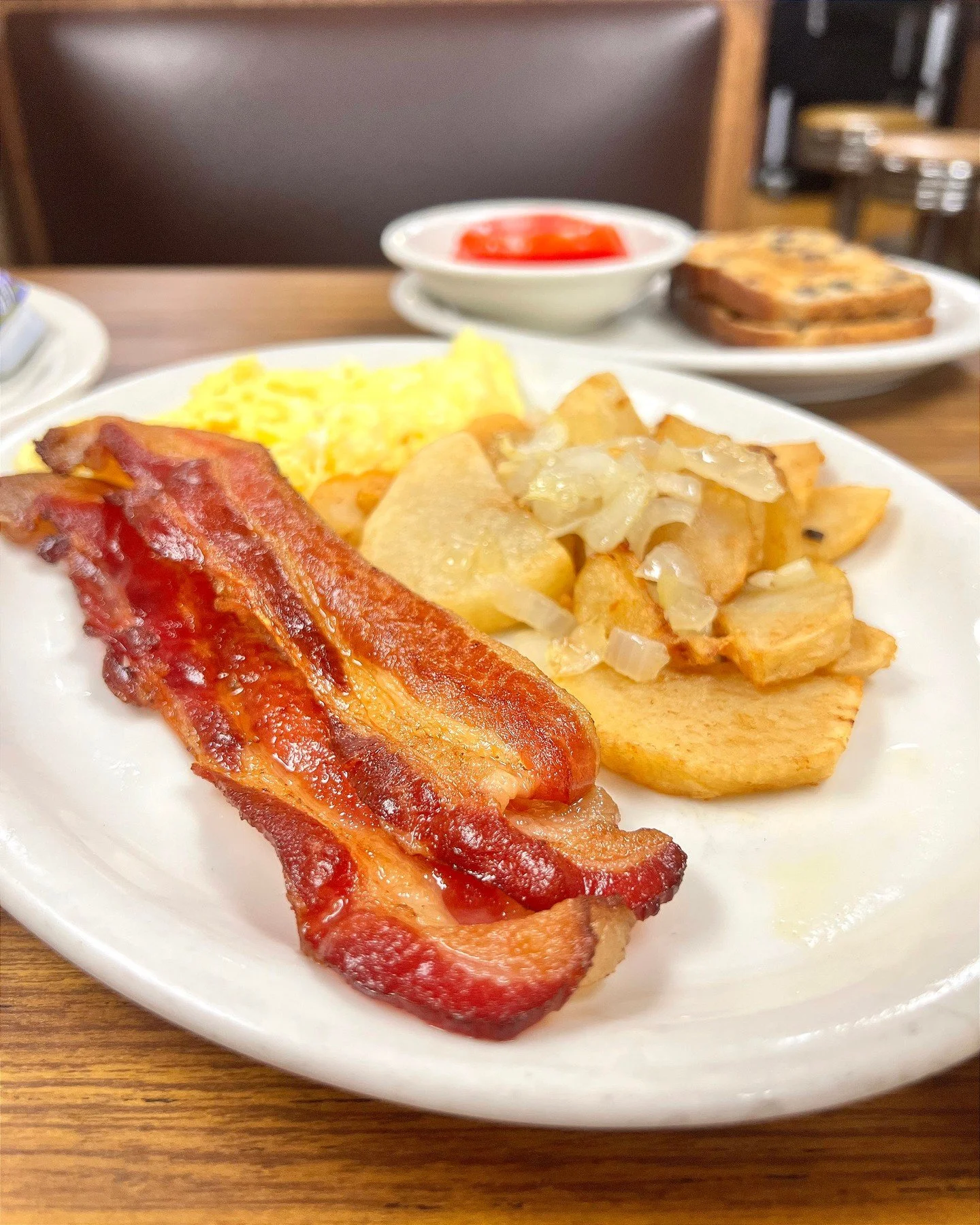 🥓 Bacon at breakfast ... You can keep your alarm clock&hellip; we&rsquo;ll take ours with grease, sizzle, and a side of eggs. 🍳😏

#BaconBeforeBusiness #SouthernAlarmClock #CrispyAndProud #bigbreakfast #nashvillebreakfast #countryham #scrambledeggs