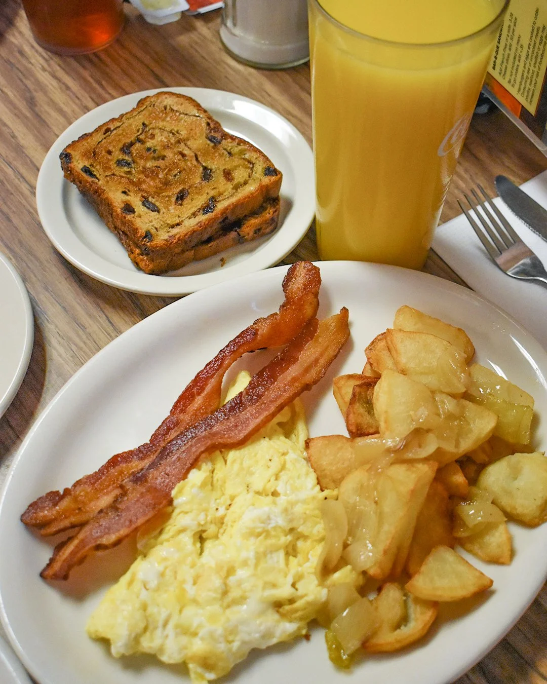 Sometimes you just need a little cinnamon raisin toast with your breakfast! If you don't make it in for breakfast, just know we are closing today at 6pm and will be closed Thanksgiving Day!

#bigbreakfast #nashvilletn #breakfast #meatn3