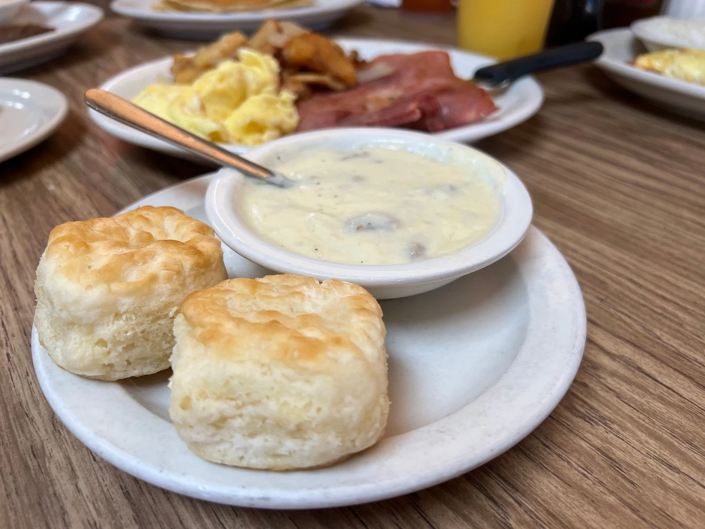 You'll be madder than a wet hen if you turn up to breakfast late and we're all out of biscuits! Best get in here as soon as the rooster crows! 
#bigbreakfast #nashvillebreakfast #countryham #scrambledeggs #omelette #grits #biscuitandgravy #gravybiscu