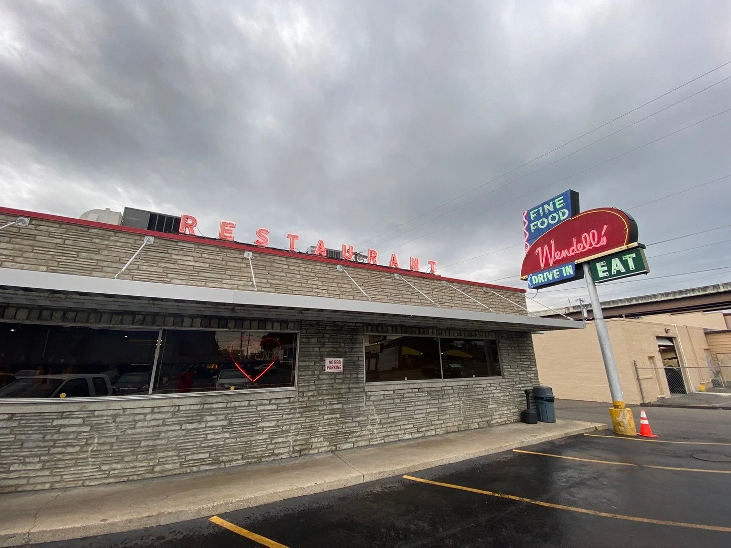 Hey folks, we are closing at 3pm today. Get your early dinner with us!!