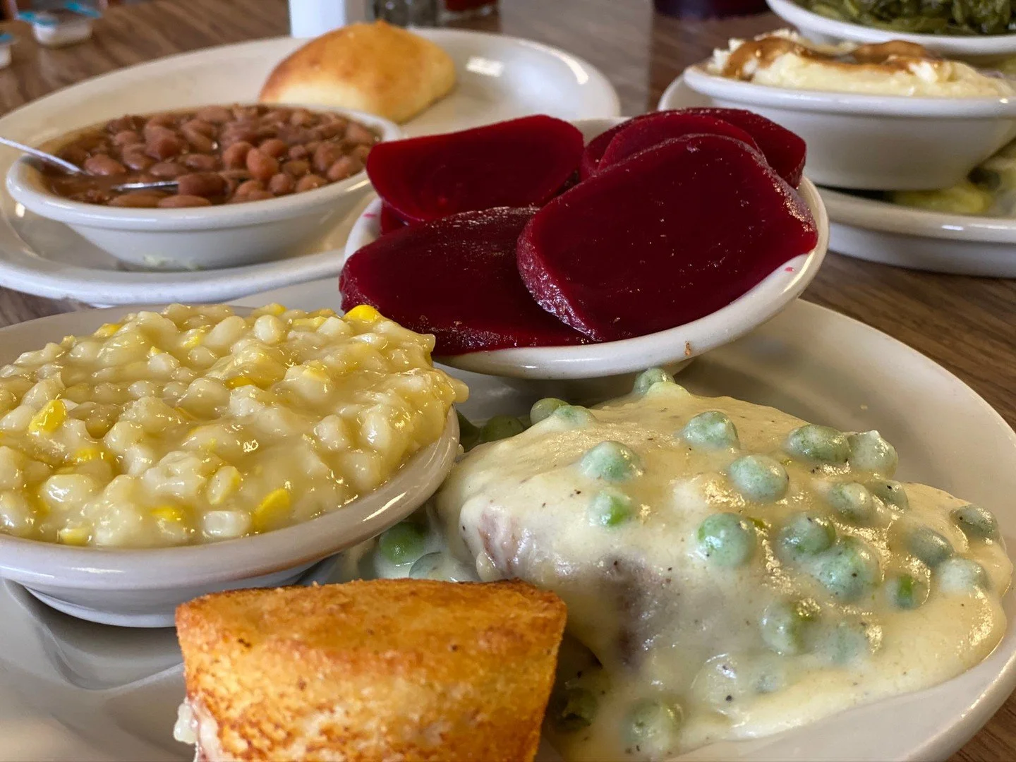 If you haven't tried our salmon patty covered in pea sauce ... you're missin' out! Don't worry, you can get it without the pea sauce, too.
#wendellsmithsrestaurant #wendellsmiths #nashvilletn #nashvillemeatn3 #meatn3 #countrycooking #southernfood #do