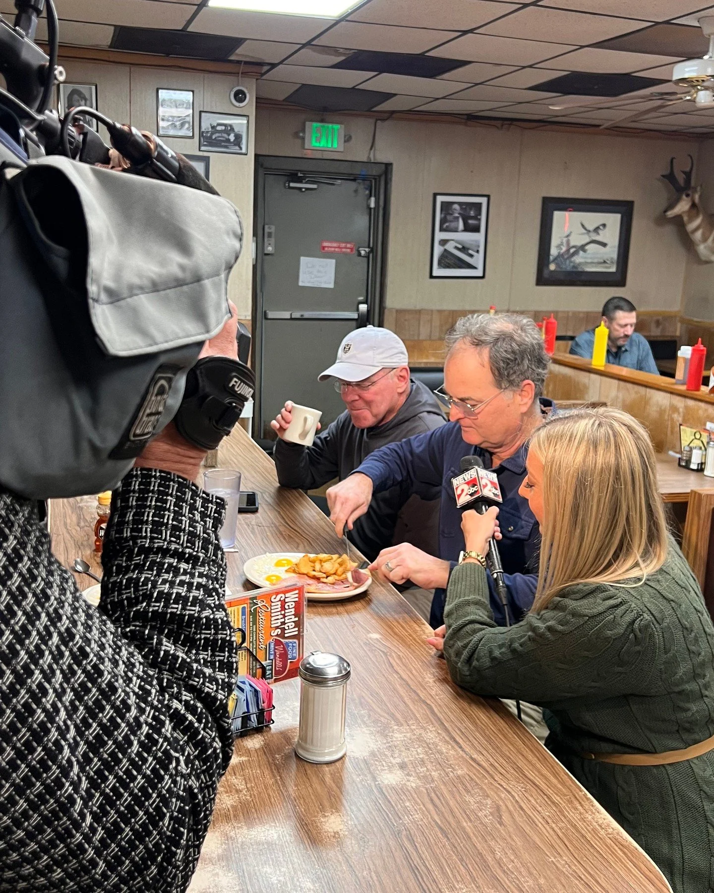 Thanks for stopping by early this morning and talkin' with us, @shelbymacwx! We were honored to have @wkrntv come in. Y'all come back soon and enjoy some lunch with us!

#News2Nashville #News2WKRN #Nashvilleweather #bigbreakfast #nashvillebreakfast #