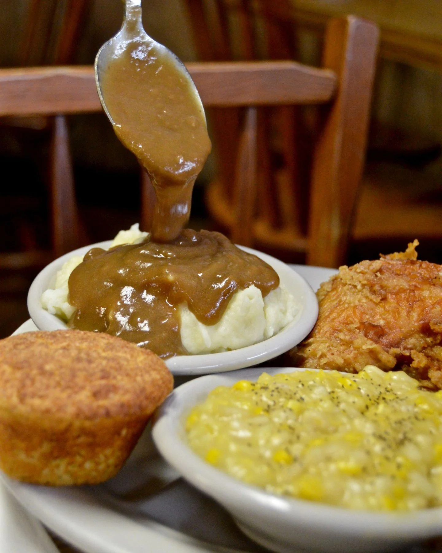 It's fried chicken day. Better get on in here and get some of that gravy and potatoes! 
🍽
#wendellsmithsrestaurant #wendellsmiths #nashvilletn #nashvillemeatn3 #meatn3 #countrycooking #southernfood #downhomecooking #friedchicken #southernfriedchicke
