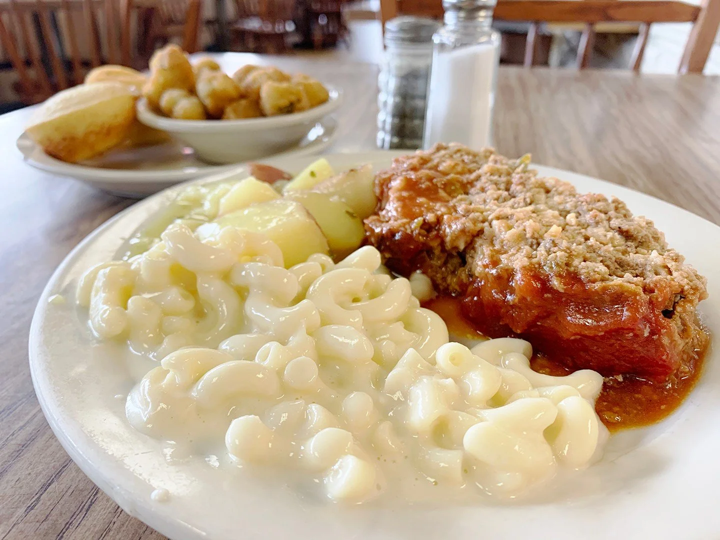 Fill up on meat loaf ... or fried chicken ... with all the fixin's at Wendell Smith's Restaurant today! We know you don't wanna cook today.
www.wendellsmithsrestaurant.net
🍽
#meatloaf #wendellsmithsrestaurant #wendellsmiths #nashvilletn #nashvilleme