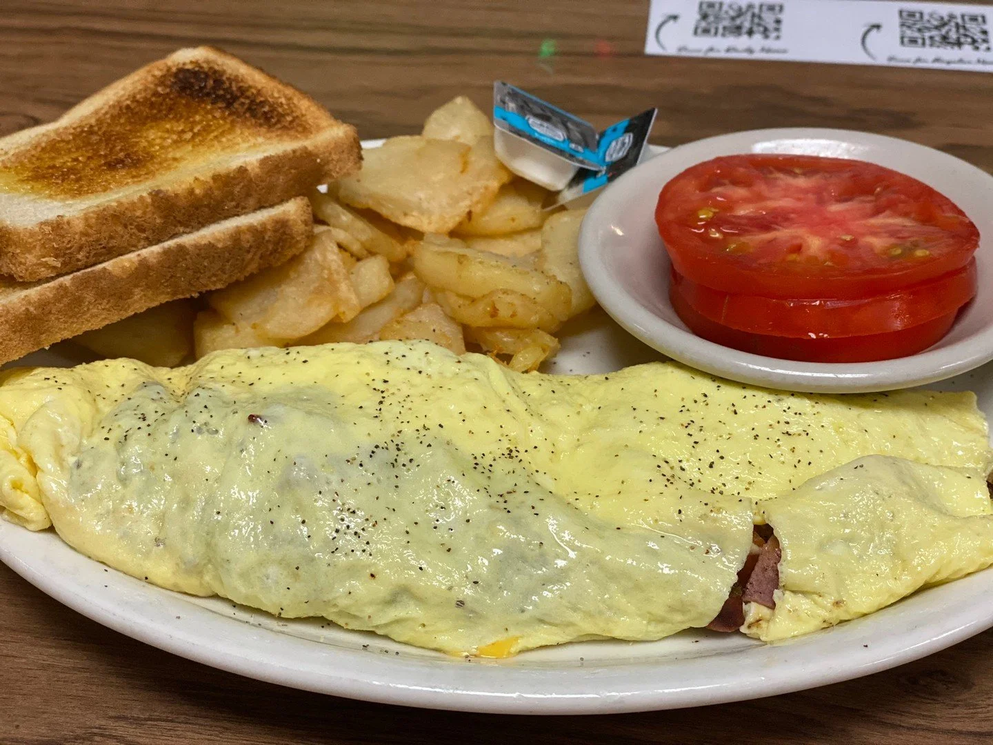 Omelettes are the breakfast rebellion your taste buds never knew they needed. Warning: may cause uncontrollable egg-citement!
👇
#bigbreakfast #nashvillebreakfast #countryham #scrambledeggs #omelette #grits #biscuitandgravy #gravybiscuit #eggsovereas