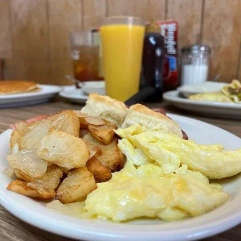 Scrambled eggs: the only time it&rsquo;s socially acceptable for my life to be a hot mess before 9am. 🍳😄
#bigbreakfast #nashvillebreakfast #scrambledeggs #biscuitandgravy #hotcoffee #nashvillecoffee