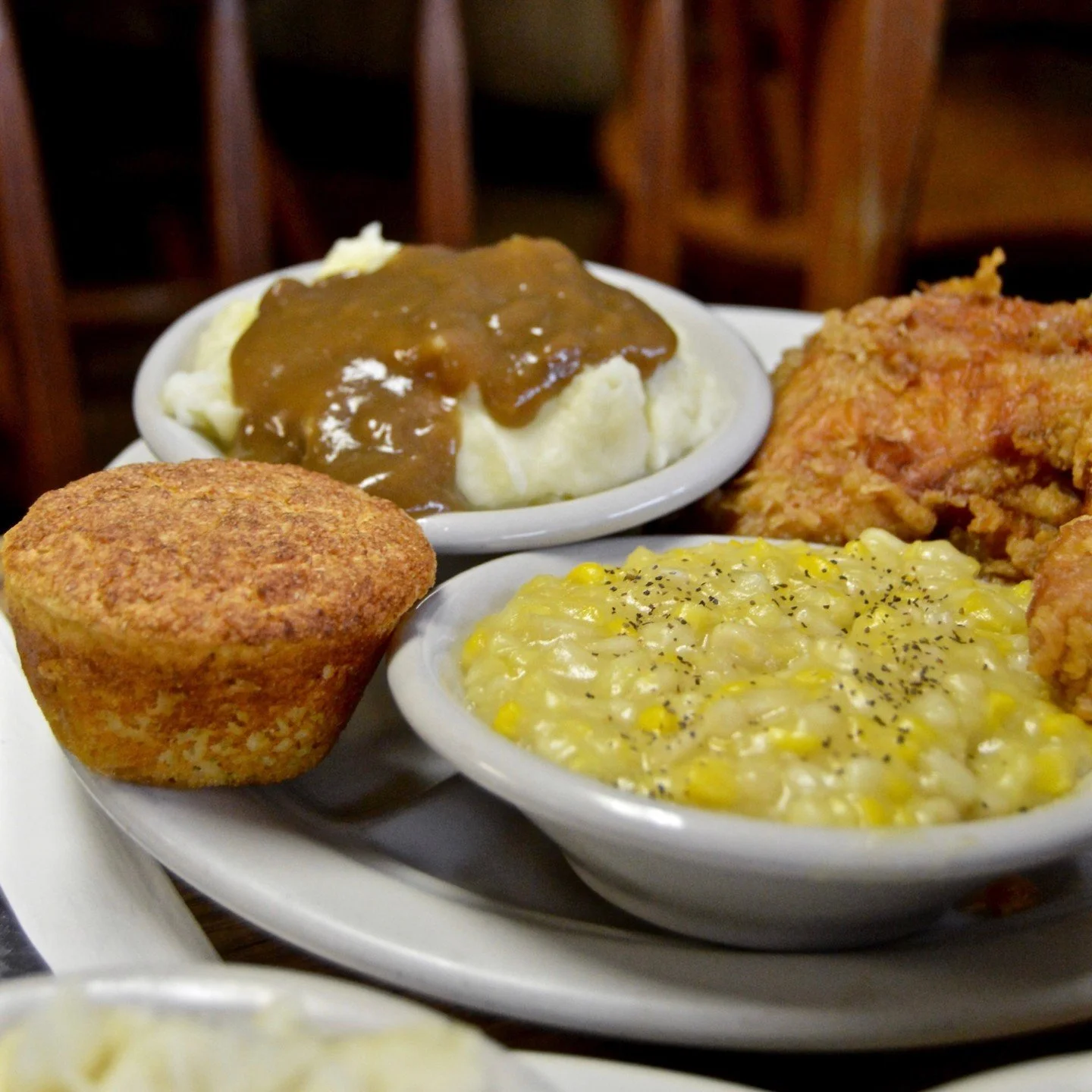 Let's settle this once and for all. If somebody offers you a plate of fried chicken, mashed potatoes, corn, and a cornbread muffin ... are you saying "thank you" or "y'all move, I'm diving in first"?

#WendellSmiths #NashvilleEats