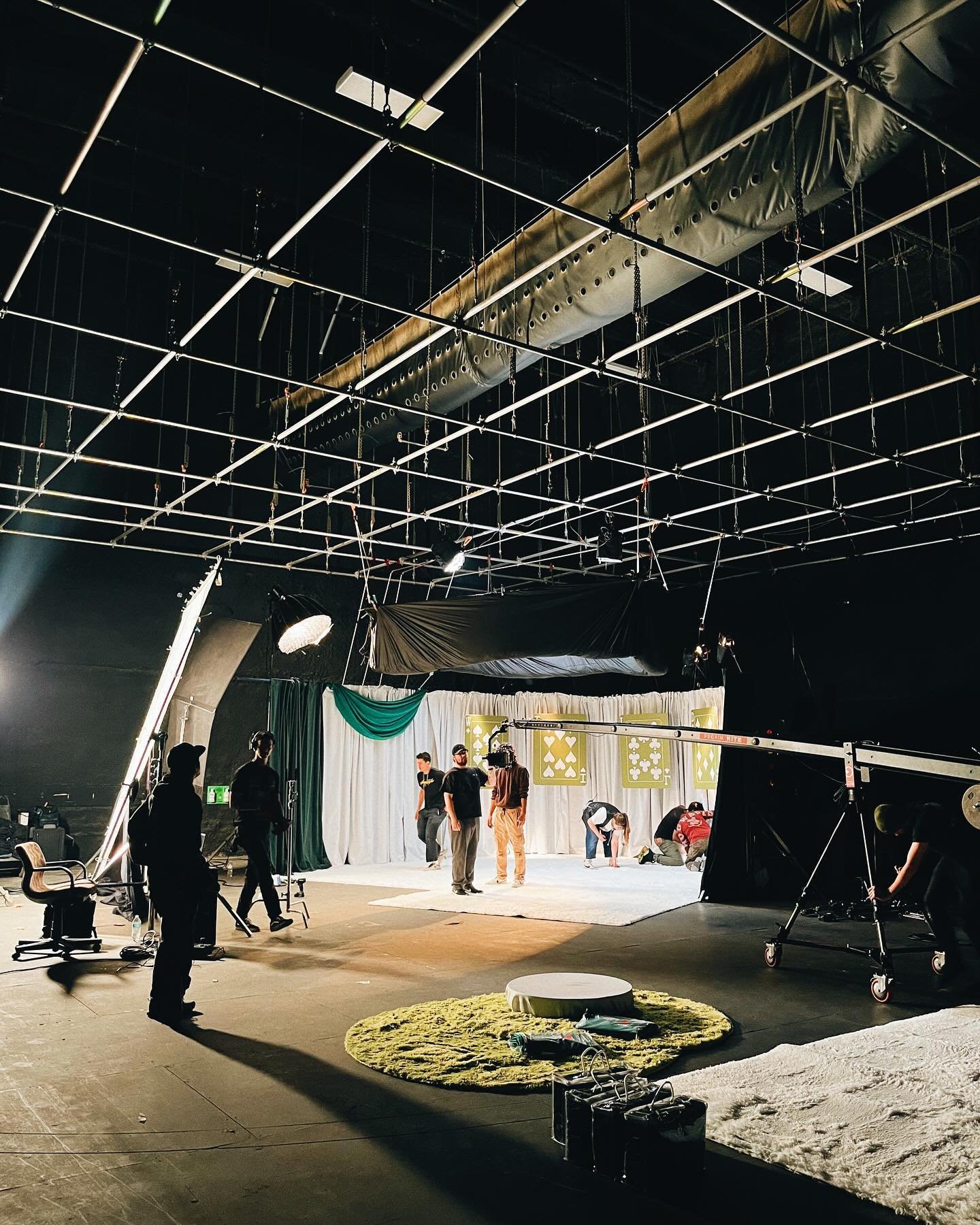 12x8 Soft Box build for @destinlaurel new music video production!
Designed by the Director of Photography @kanishkgrover_
Producer: @snakebitewikina
Build and Rig By
Gaffer: @joelaponis
Rigging Key: @dominusanimus
Key Grip: @quintonxthomas
Sw