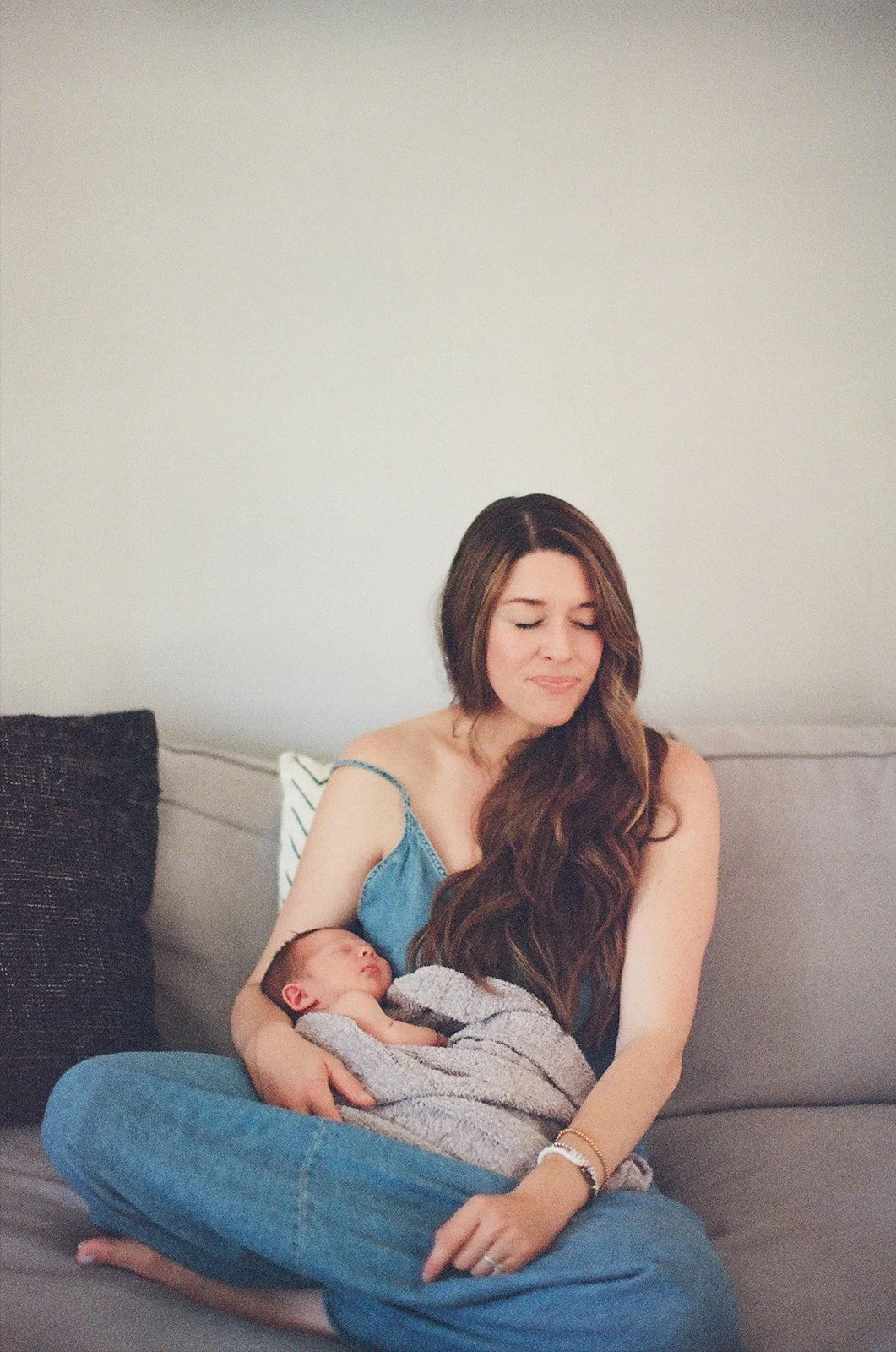 LindseyDenmanPhoto-Berkeley-California-in-home-newborn-family-film-250603-0004.jpg