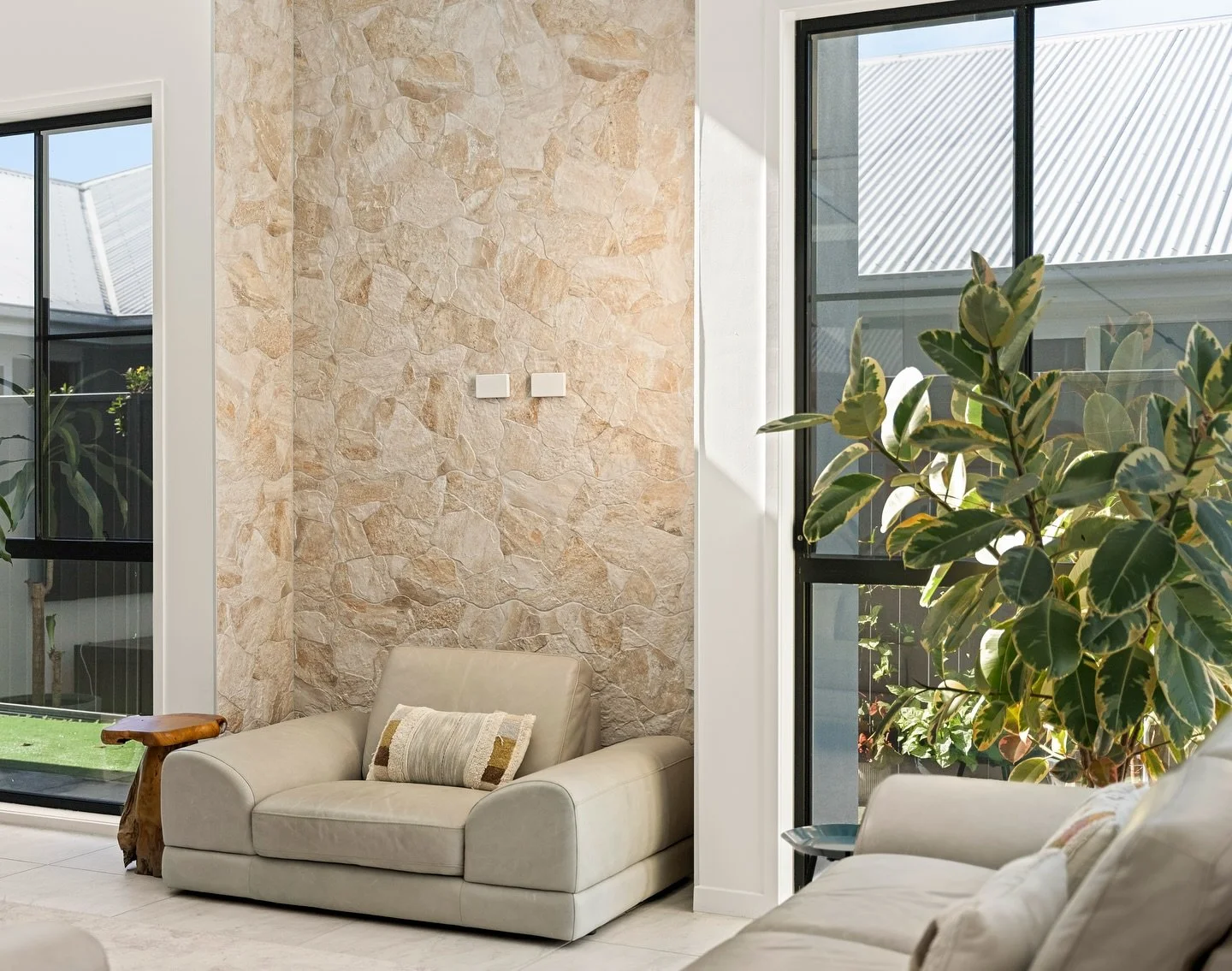 Not a bad first impression for a living room, hey.

@ghayeswalsh + @kailandenniss.realestate x Eternal Media 

#realestatemedia #brisbaneproperty #brisbanemedia #propertymarketing #photography