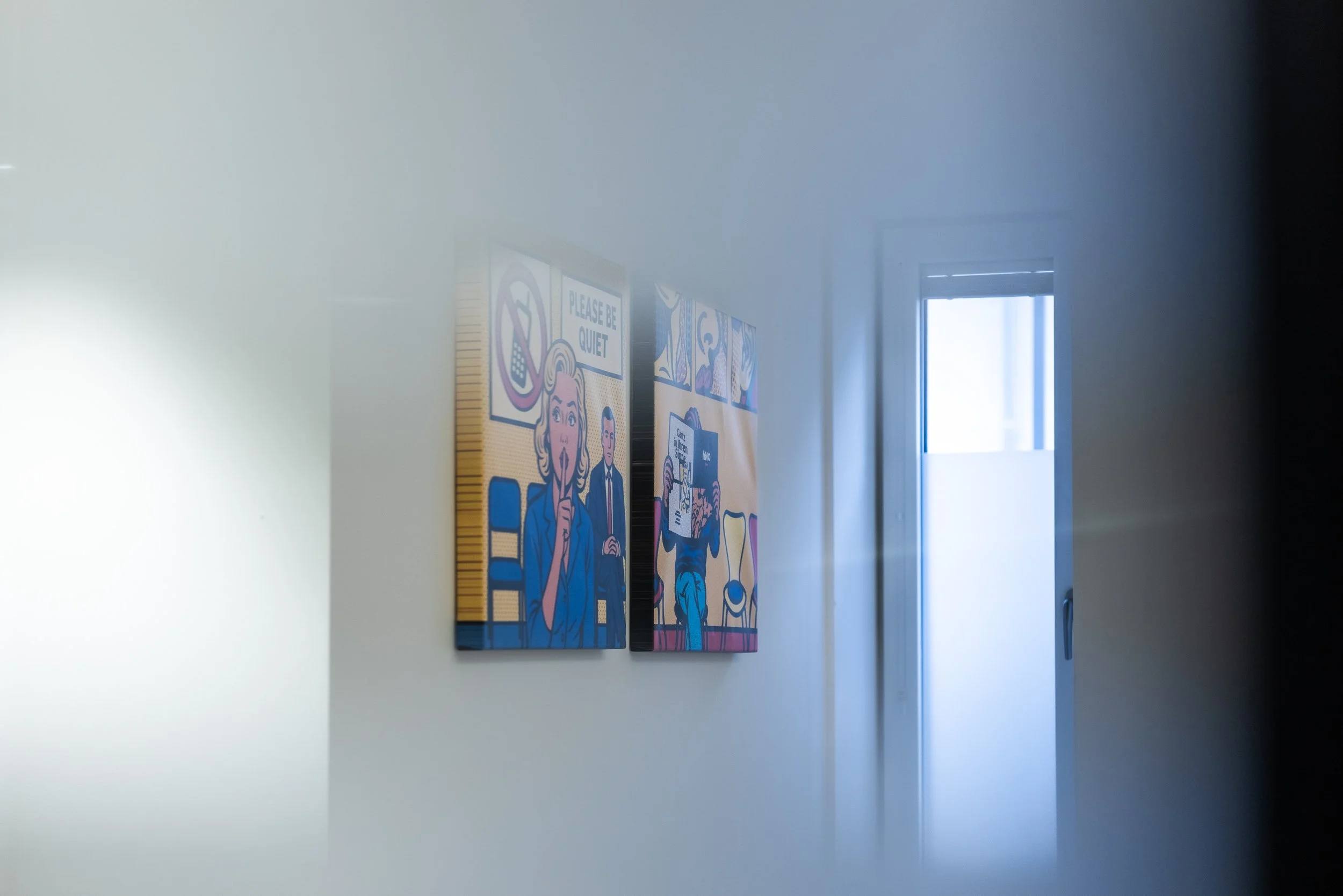 Dr.med. René Fischlechner. Spezialist für Hals-, Nasen- und Ohrenerkrankungen. Warteraum in der Ordination in Hall in Tirol.