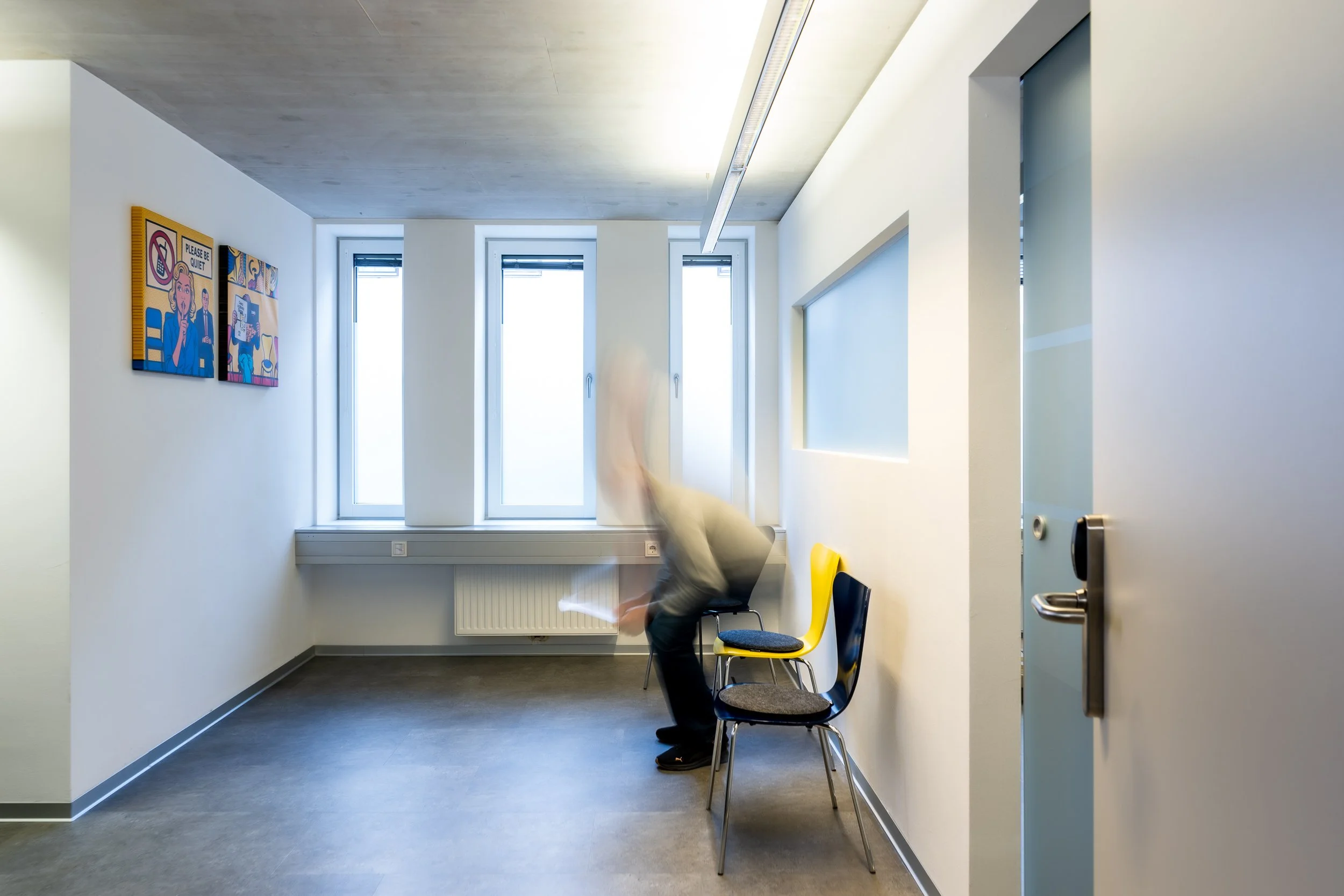Dr.med. René Fischlechner. Spezialist für Hals-, Nasen- und Ohrenerkrankungen. Warteraum der Ordination in Hall in Tirol.