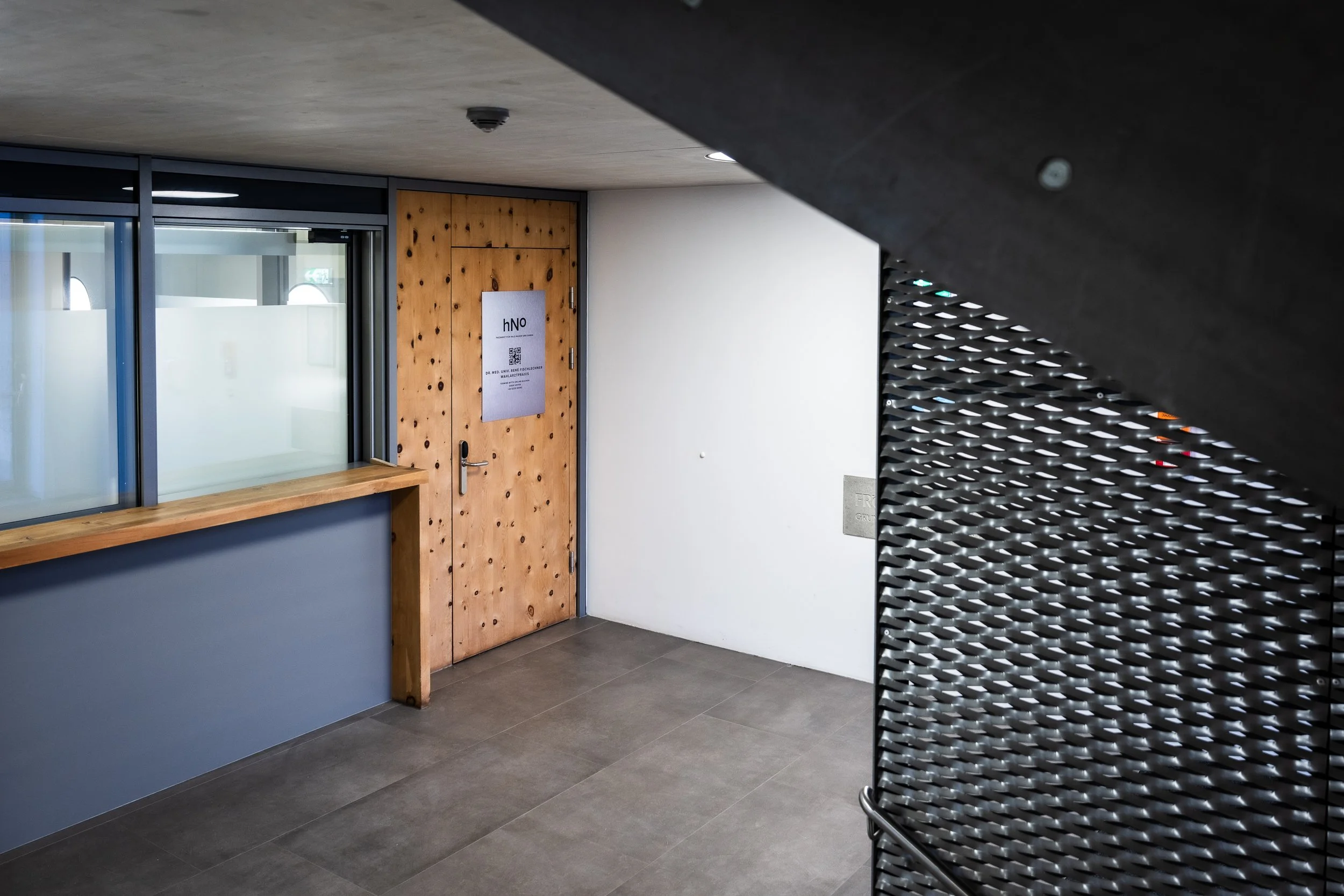 Dr.med. René Fischlechner. Spezialist für Hals-, Nasen- und Ohrenerkrankungen. Eingang der Ordination in Hall in Tirol.