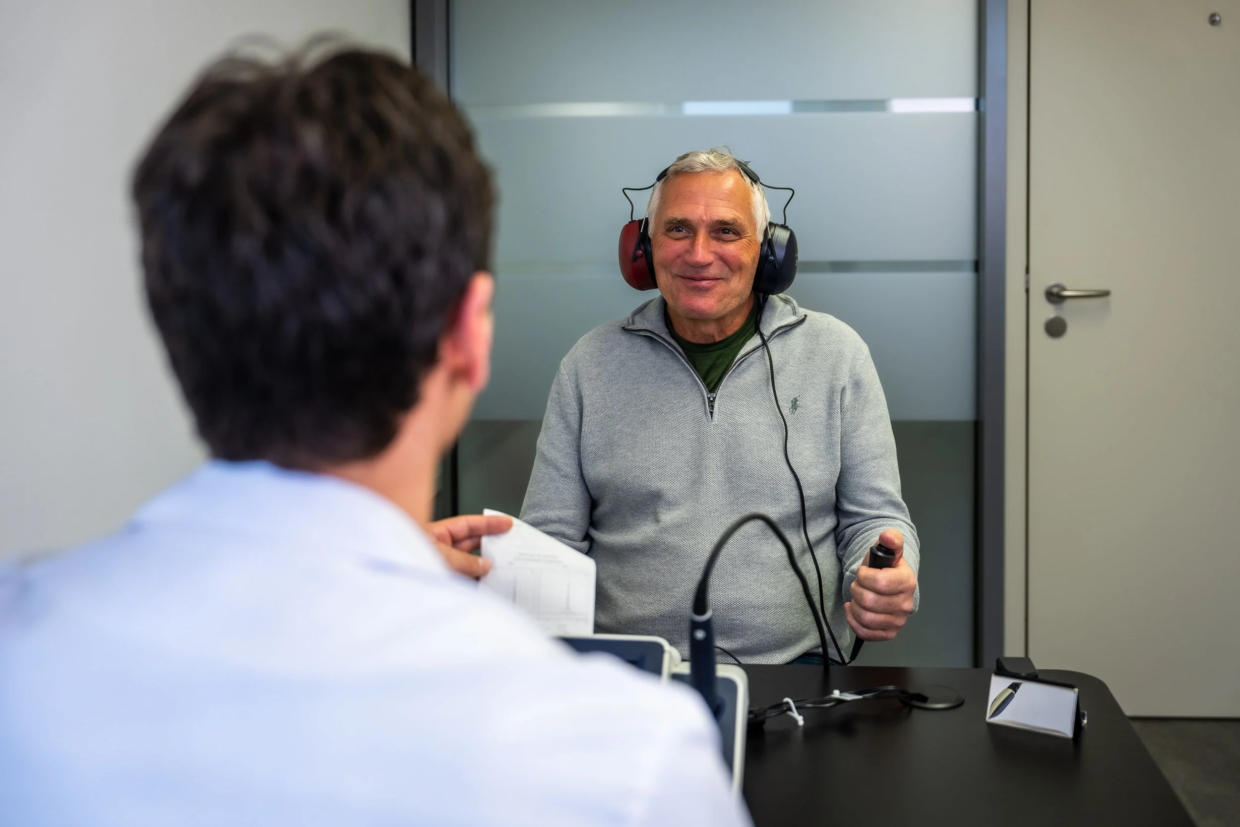 Dr.med. René Fischlechner. Spezialist für Hals-, Nasen- und Ohrenerkrankungen. Hörtest in der Ordination in Hall in Tirol.