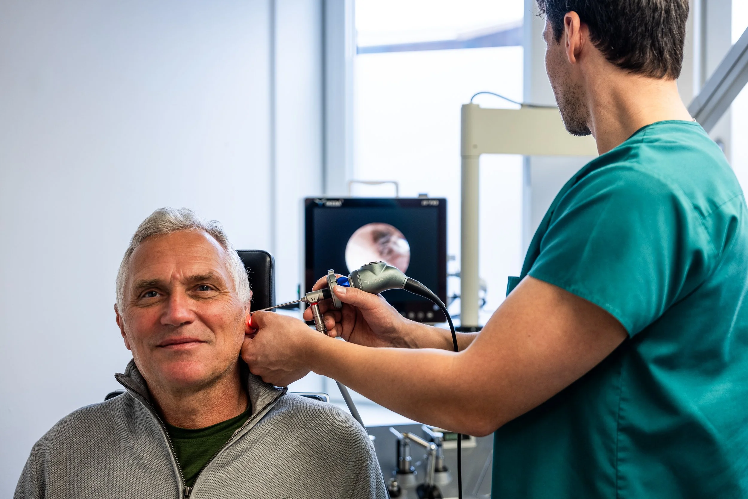 Dr.med. René Fischlechner. Spezialist für Hals-, Nasen- und Ohrenerkrankungen. Untersuchung des Ohres in der Ordination in Hall in Tirol.