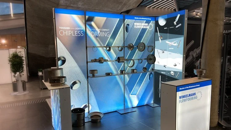 Messestand von Winkelmann Flowforming mit Grafiken aus der Scroll-Story