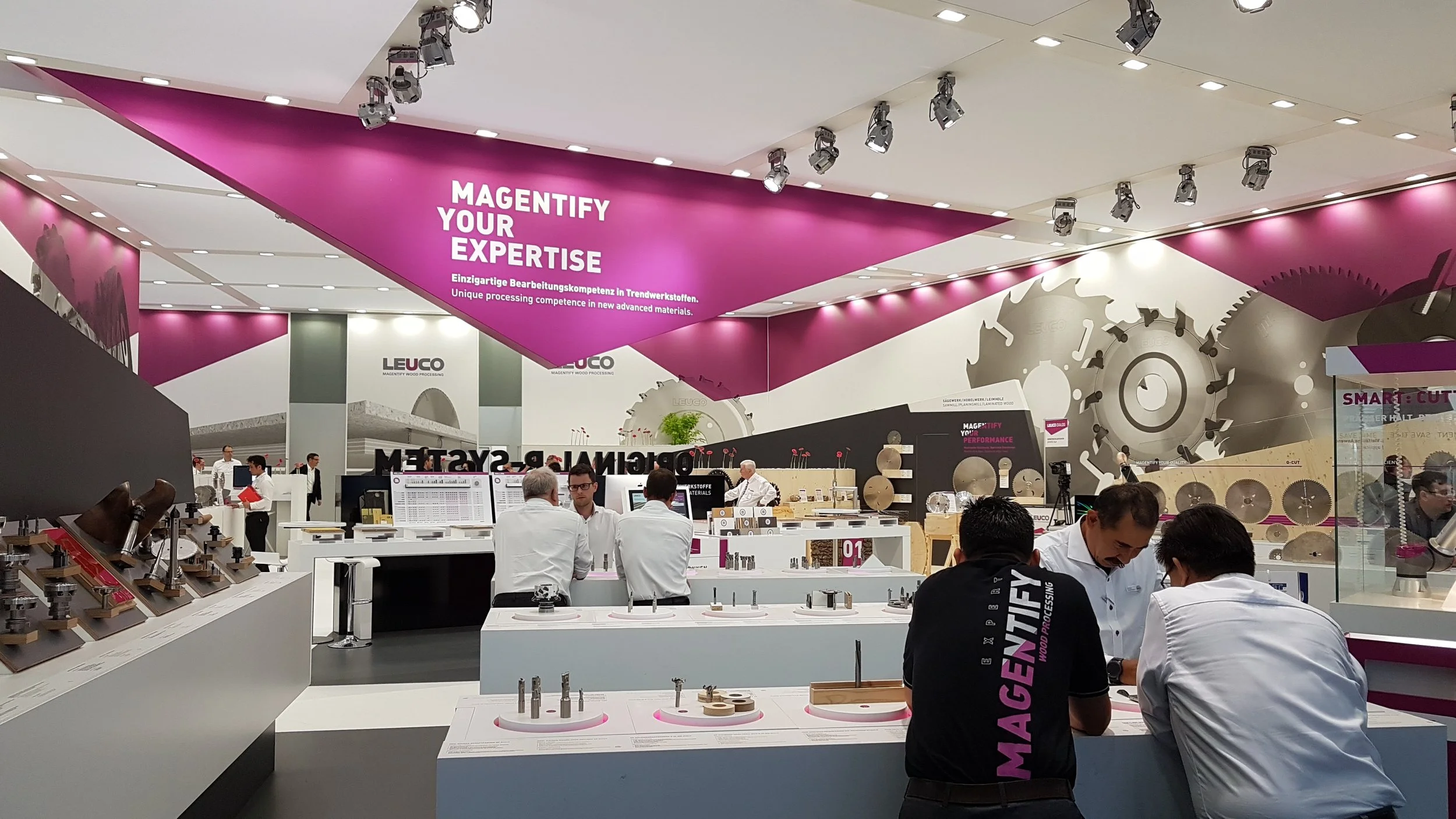 Produktpräsentation am Leuco-Messestand – hochwertige Fräswerkzeuge visuell ansprechend inszeniert.