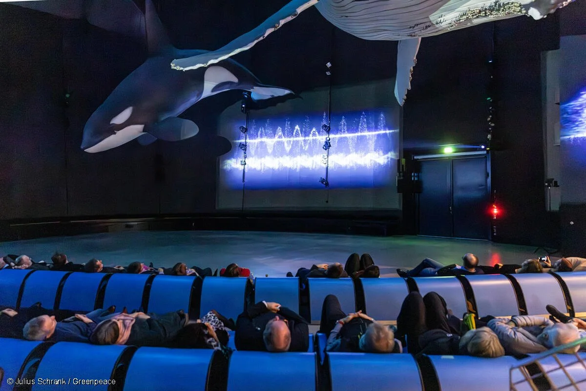 Bei der Premiere erleben die Zuschauer:innen auf den Liegen im Saal zum ersten Mal die Licht-Ton-Show
