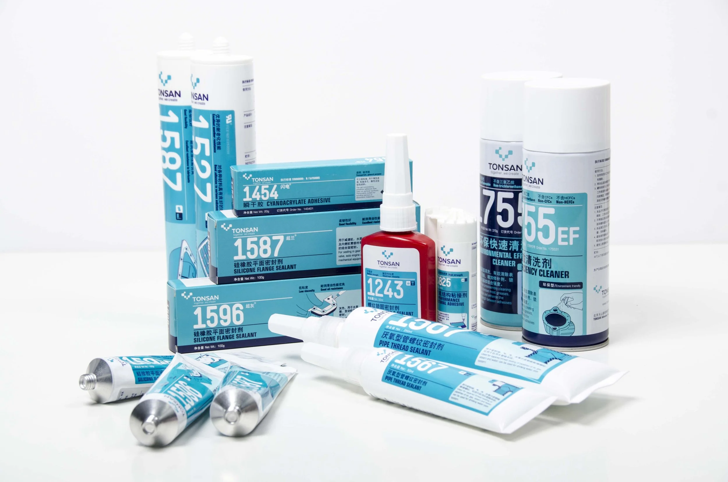 Detailaufnahme einer Tonsan-Verpackung für Hochleistungs-Konstruktionsklebstoff mit klar strukturierten technischen Angaben