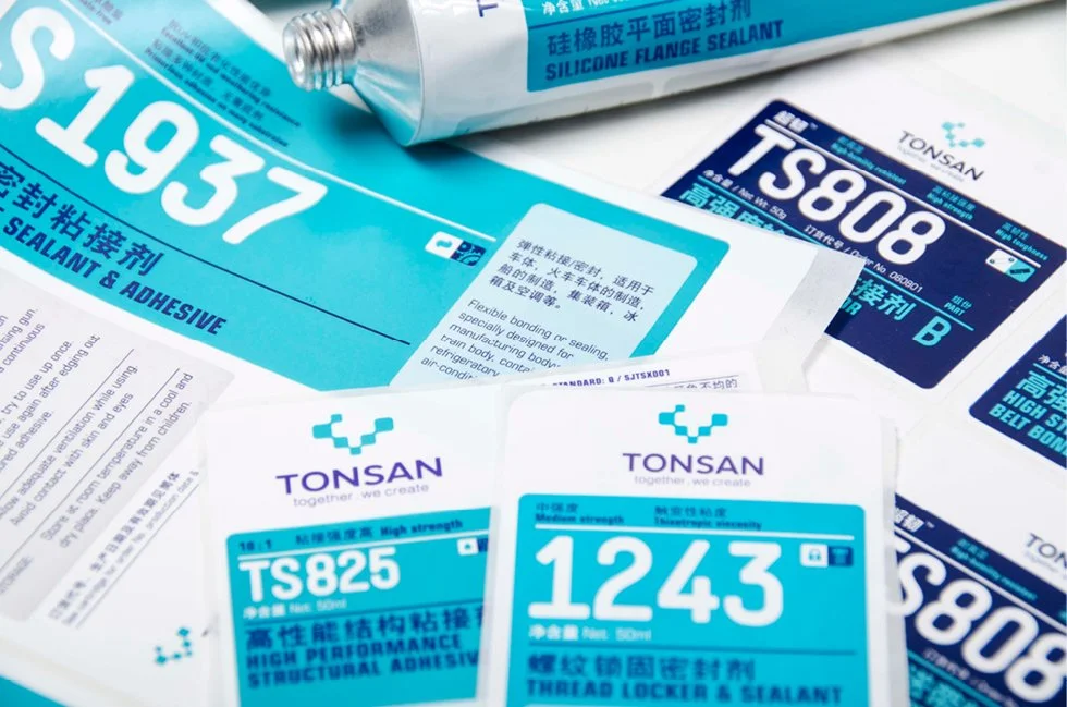 Nahaufnahme mehrerer Tonsan-Produktverpackungen mit einheitlichem Etikettendesign für Industrieklebstoffe und Dichtstoffe – Packaging Design aus Stuttgart