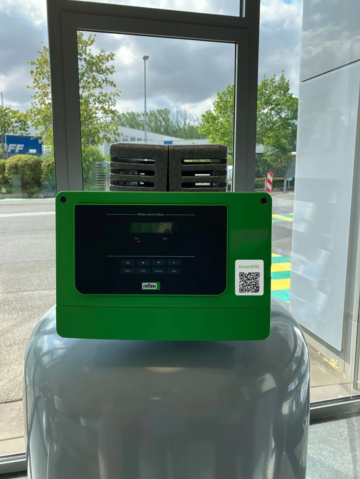 Digitale Schulungsmedien für Reflex Winkelmann – Reflexomat mit knowHERE QR-Code im Training Center, Wissen direkt am Gerät zugänglich