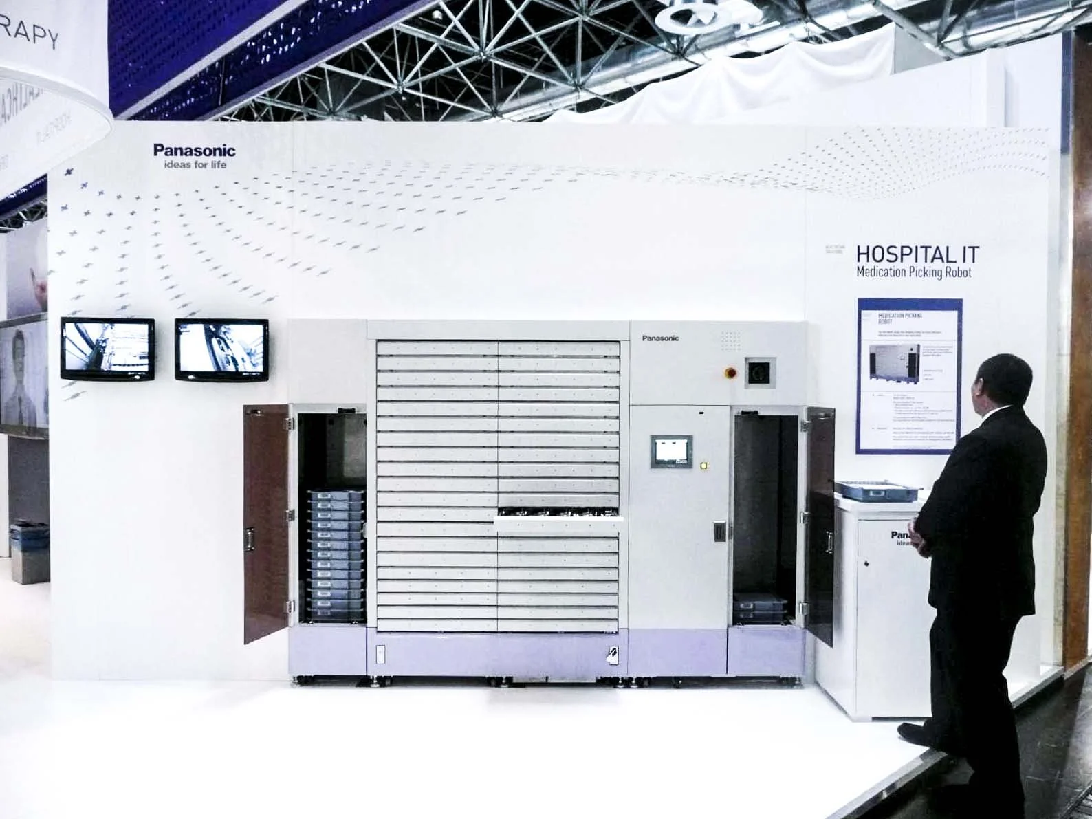 Produktpräsentation am Panasonic Healthcare-Stand mit dem Hospital-IT Medication Picking Robot als zentralem Exponat