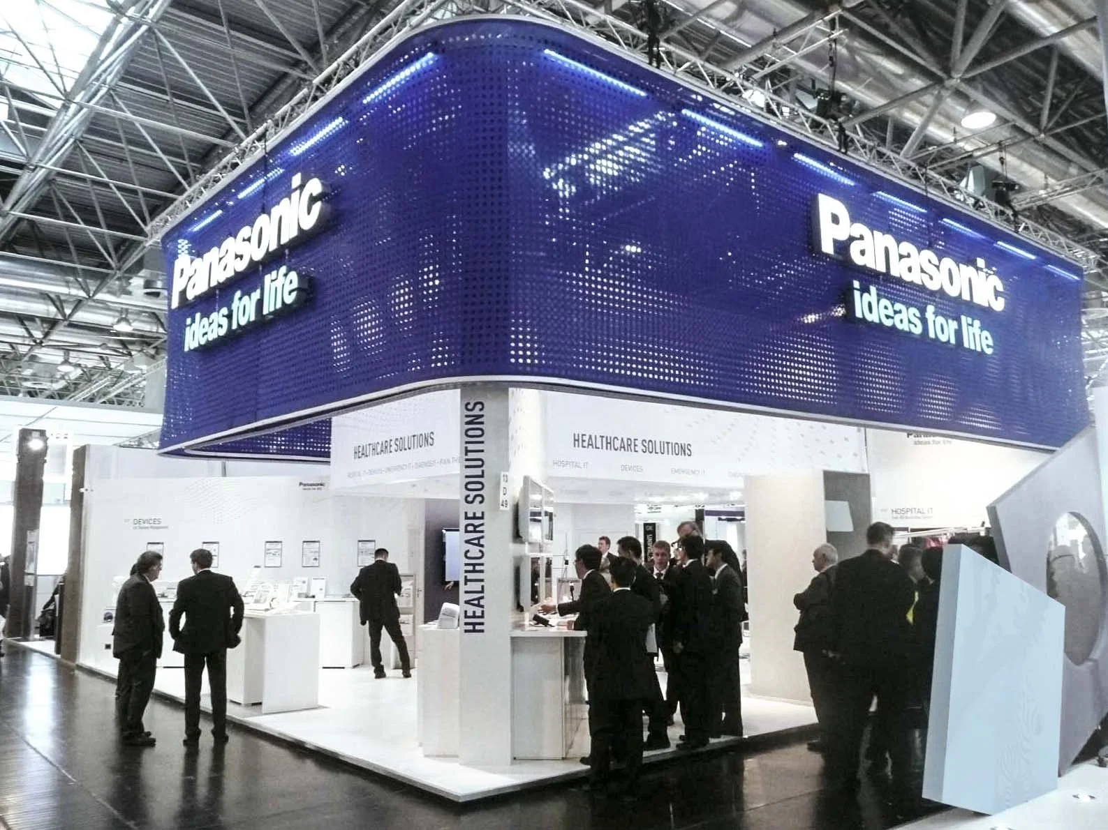 Panasonic Messestand für Healthcare Solutions mit blau leuchtendem LED-Markenzeichen über weißer, klinischer Standfläche