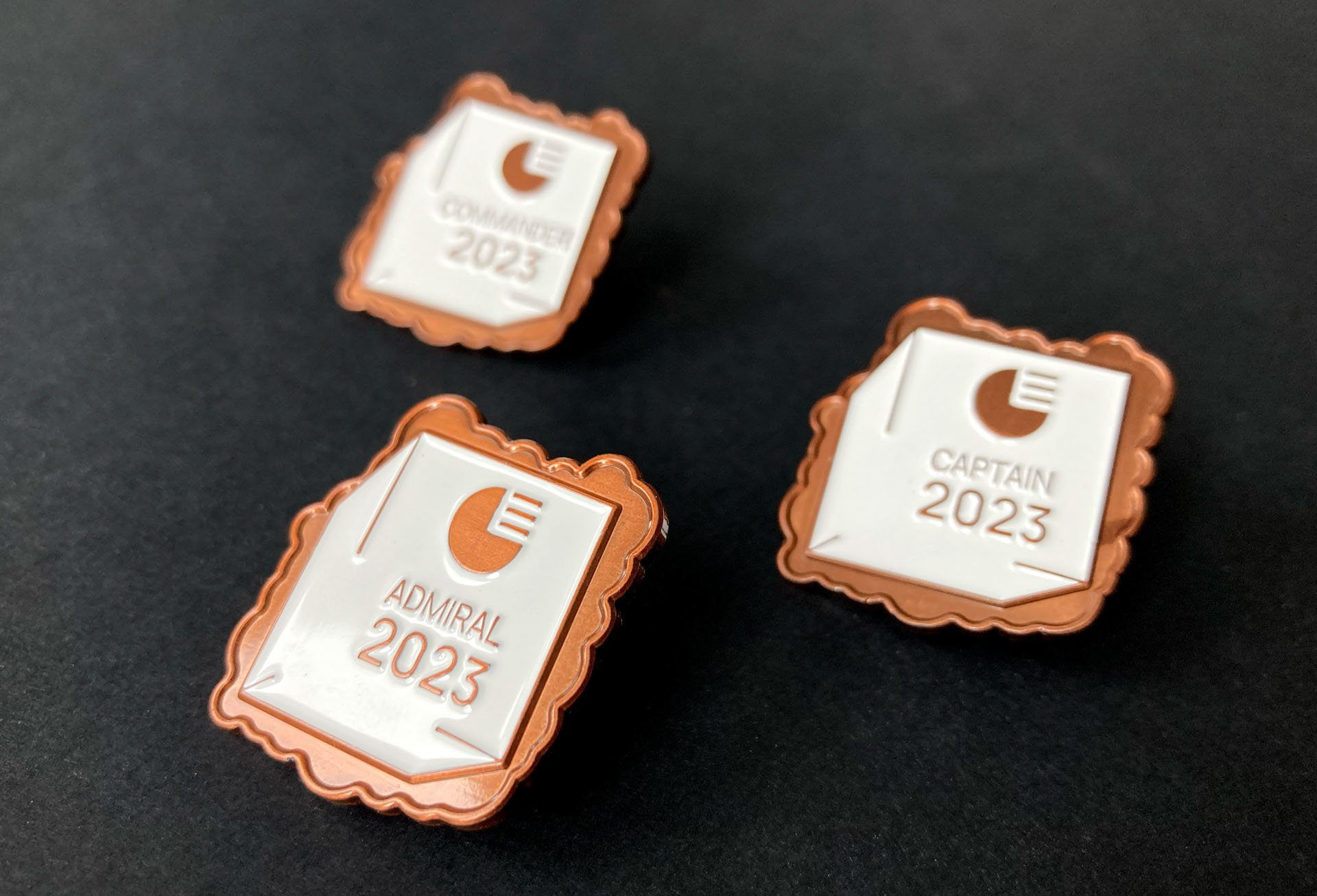 Physische Ansteck-Pins der Eirich Gruppe als Messe-Give-away zur Gifa 2023