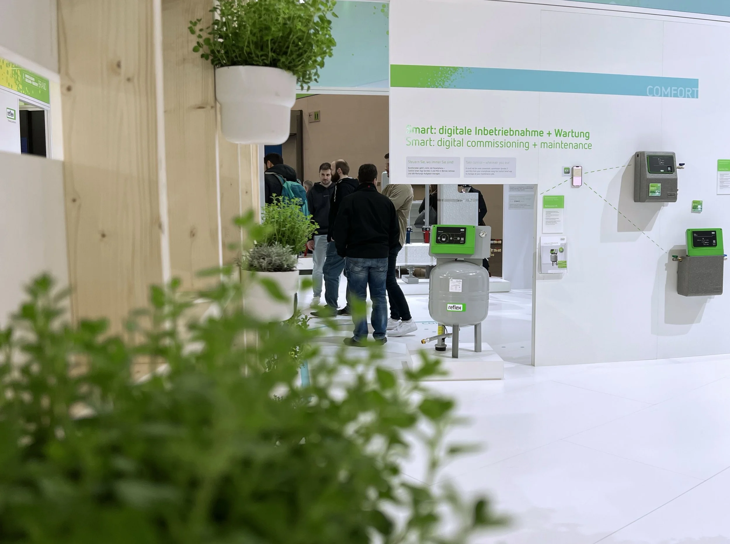 Messestand von Reflex Winkelmann im CI-Design mit klarer Markenpräsenz