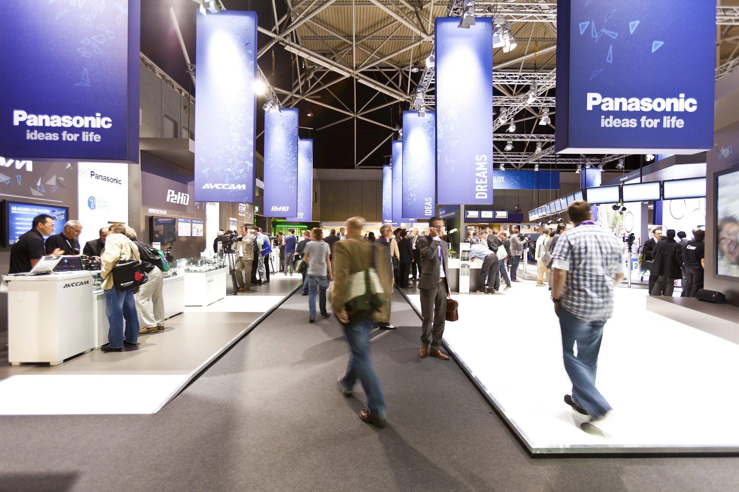 anasonic Messestand für Home-Entertainment mit blauen Hängebannern und Produktinseln für Broadcast- und Videotechnik