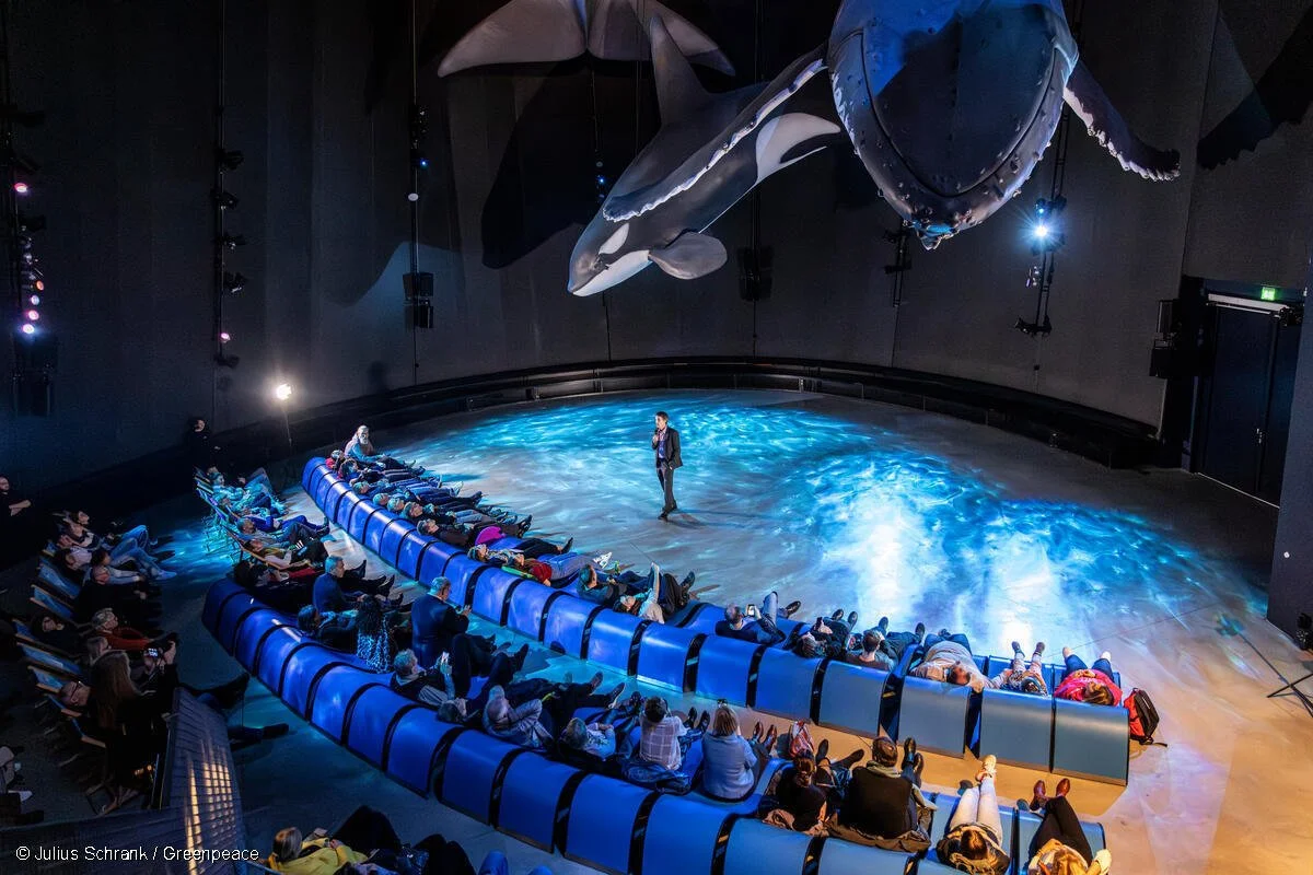 Während der Show erleben Besucher auf Liegen ein immersives Gesamterlebnis aus Licht, Ton und Animation