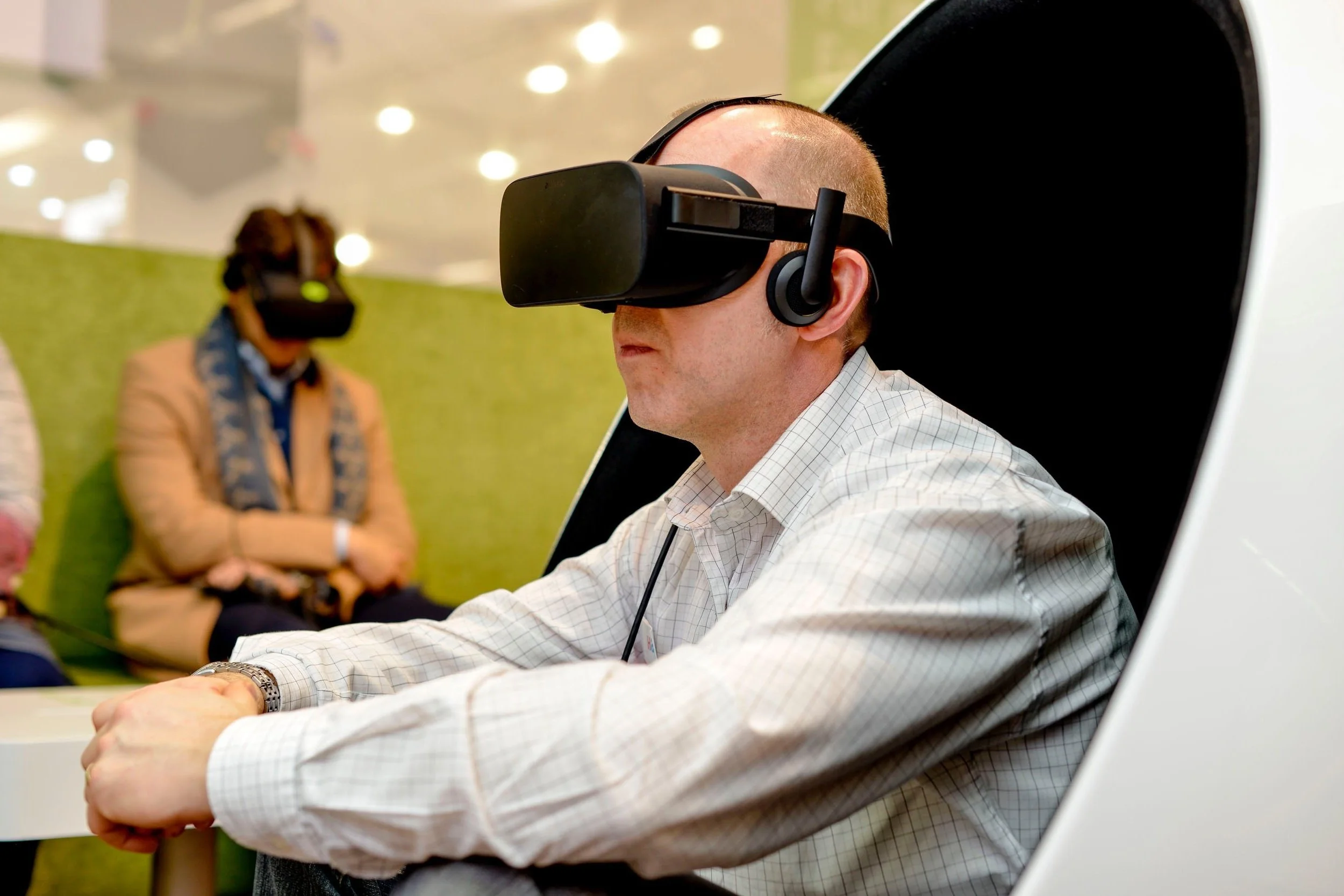 Messebesucher mit VR-Brille mitten im immersiven Reflex-Erlebnis am Messestand